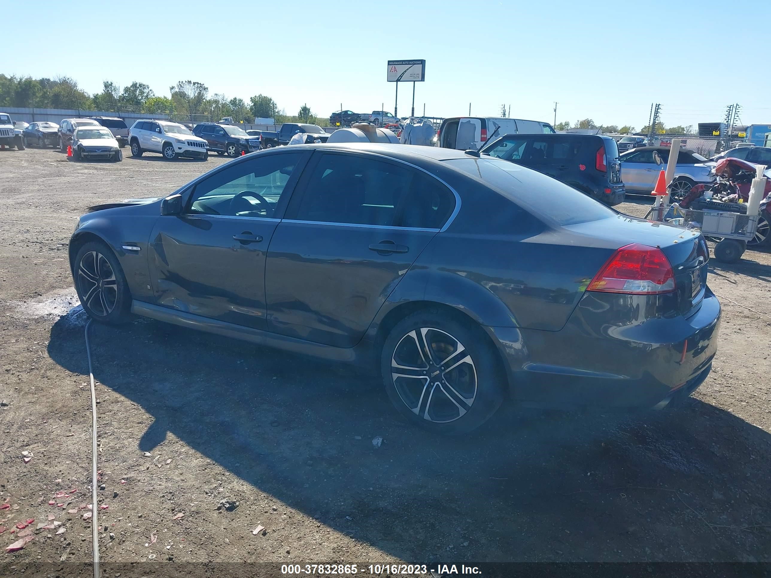 Photo 2 VIN: 6G2ER57708L152261 - PONTIAC G8 