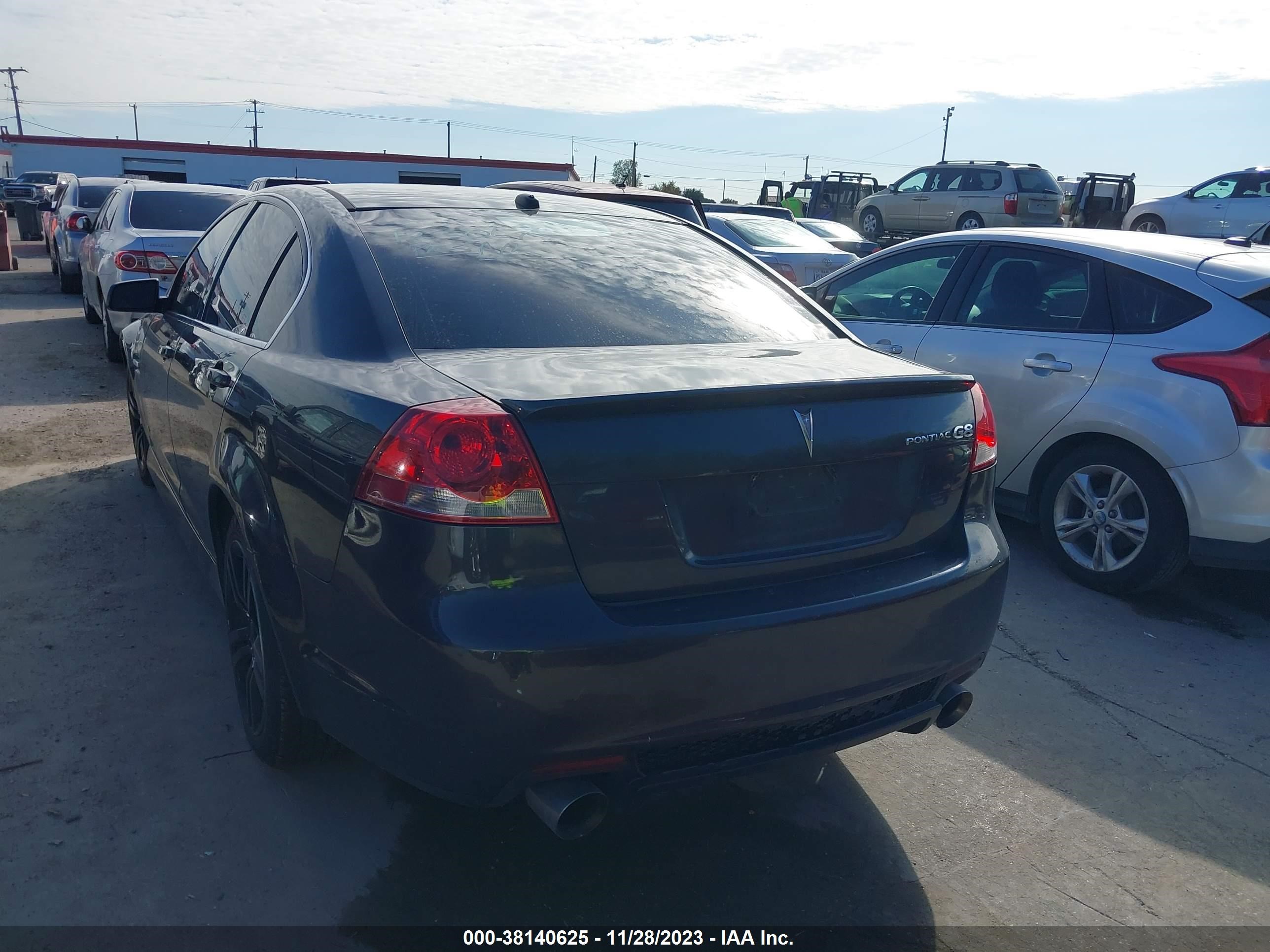 Photo 2 VIN: 6G2ER57728L123067 - PONTIAC G8 