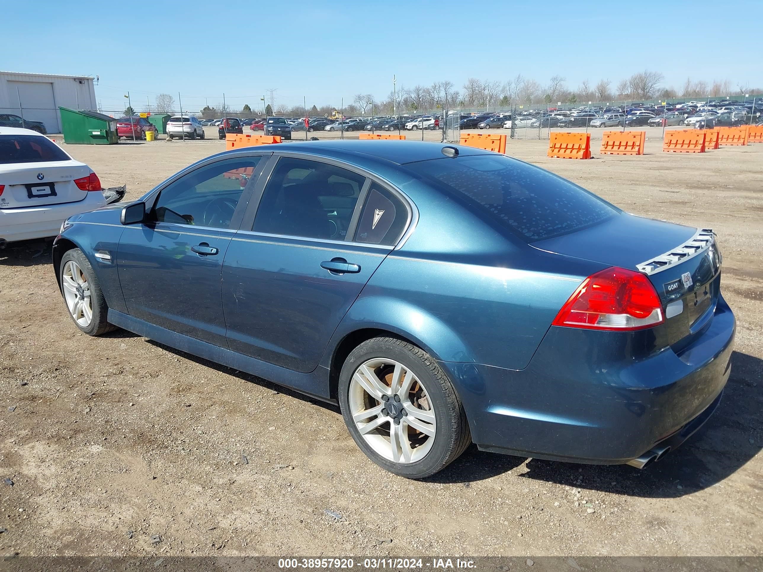 Photo 2 VIN: 6G2ER57729L179902 - PONTIAC G8 