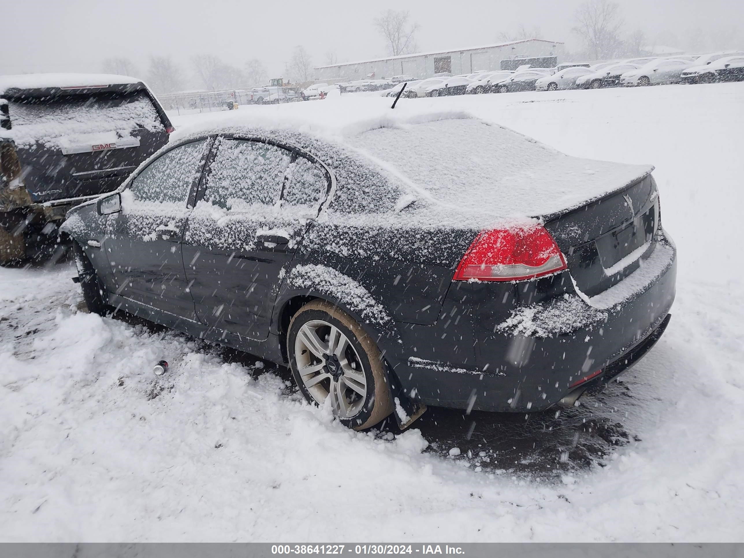 Photo 2 VIN: 6G2ER57759L165430 - PONTIAC G8 