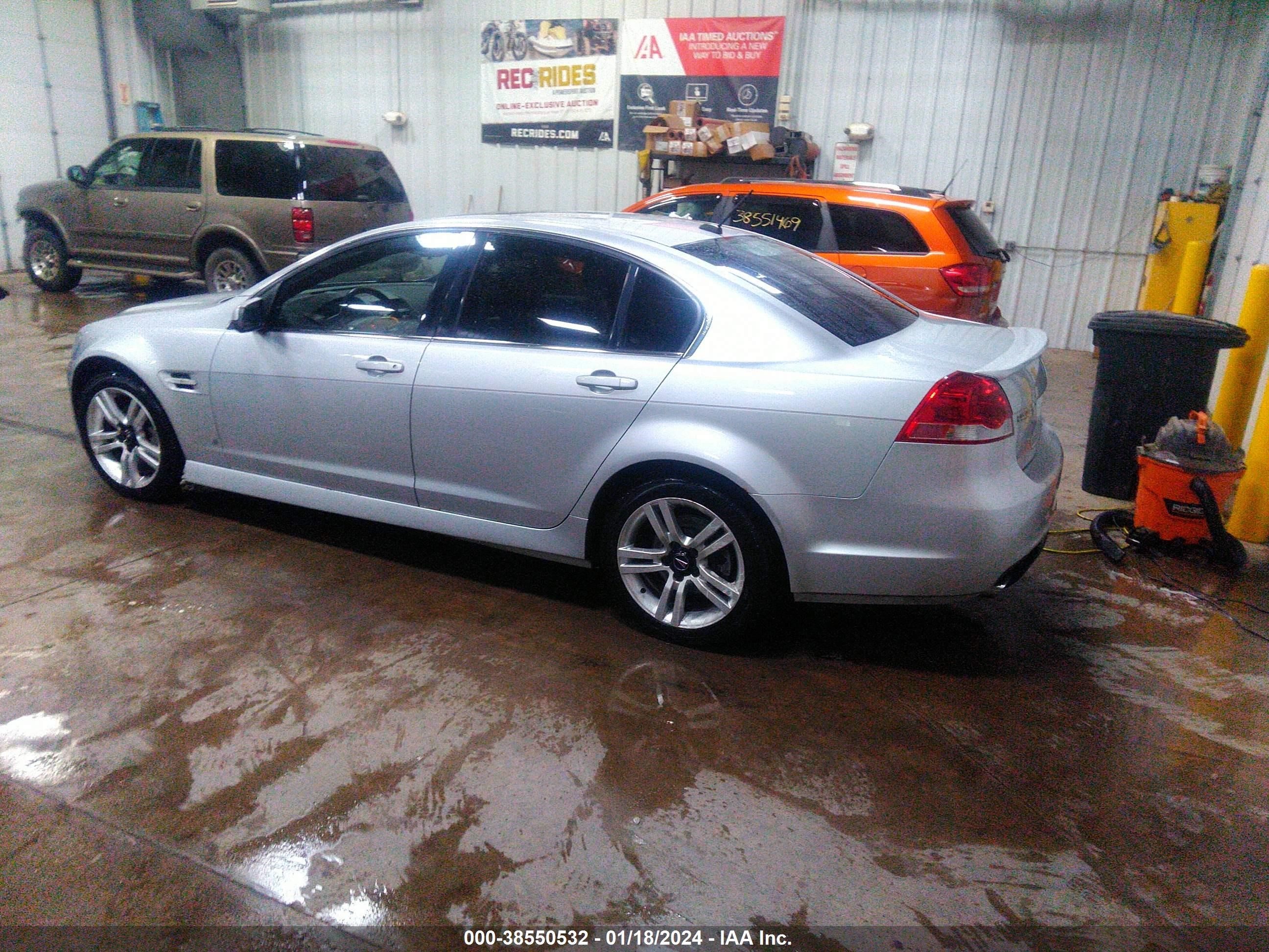 Photo 2 VIN: 6G2ER57759L183118 - PONTIAC G8 