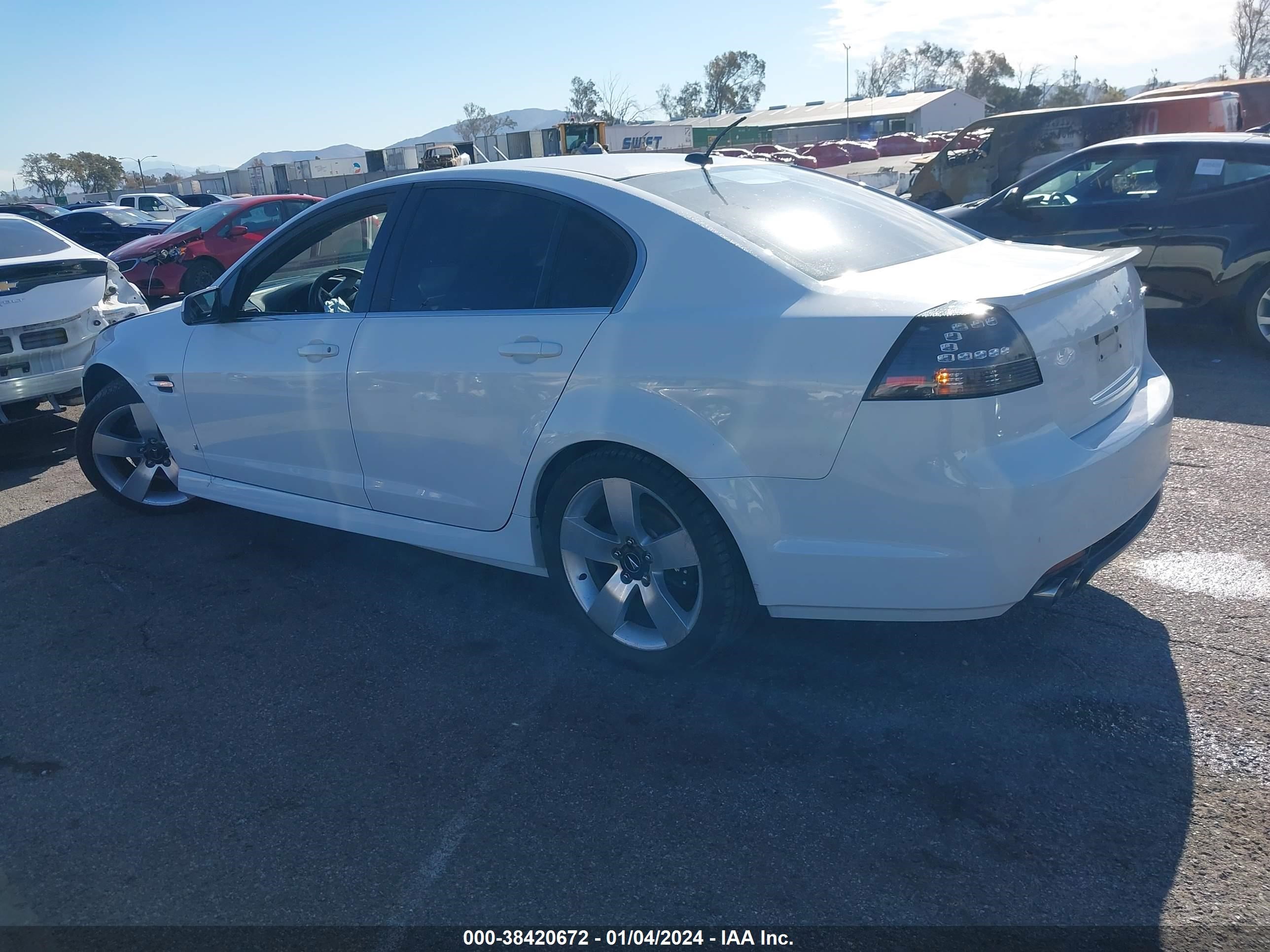 Photo 2 VIN: 6G2ER57778L123100 - PONTIAC G8 