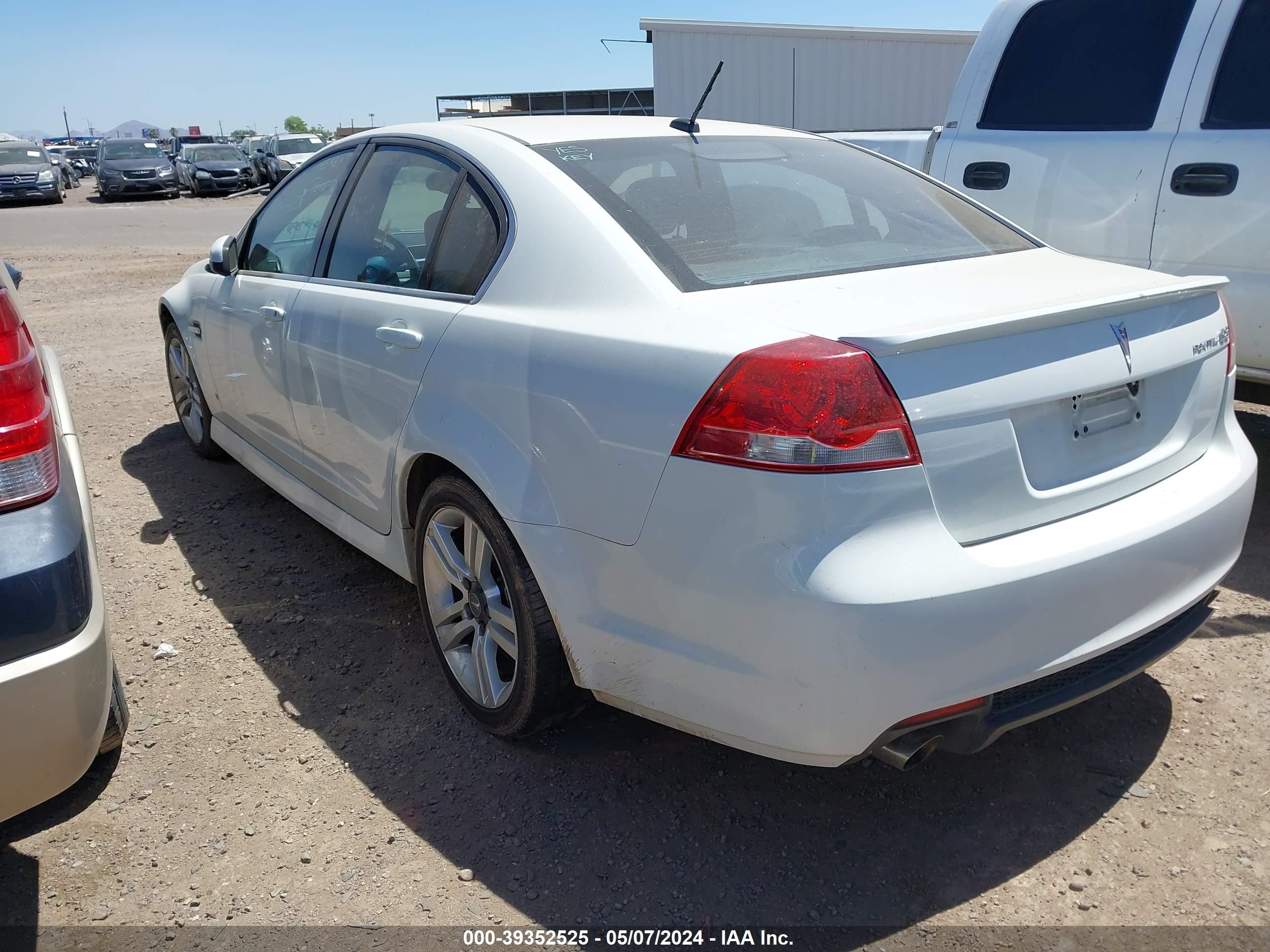 Photo 2 VIN: 6G2ER57778L124974 - PONTIAC G8 