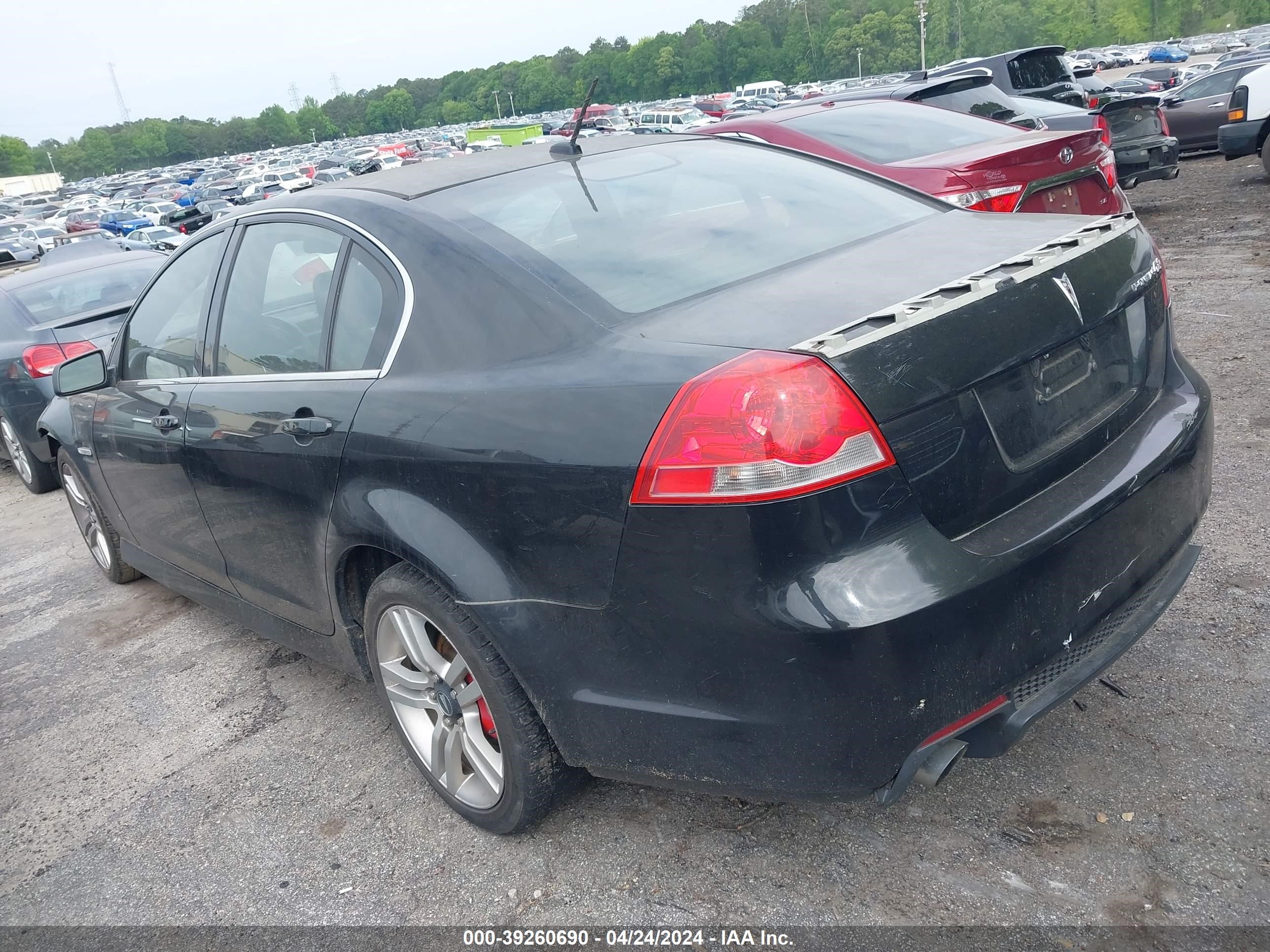 Photo 2 VIN: 6G2ER577X8L133975 - PONTIAC G8 