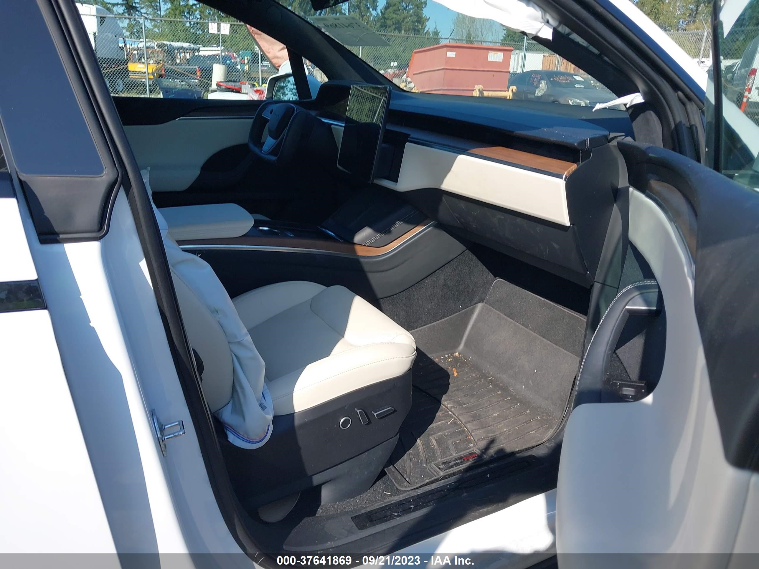 Photo 4 VIN: 7SAXCBE51PF375190 - TESLA MODEL X 