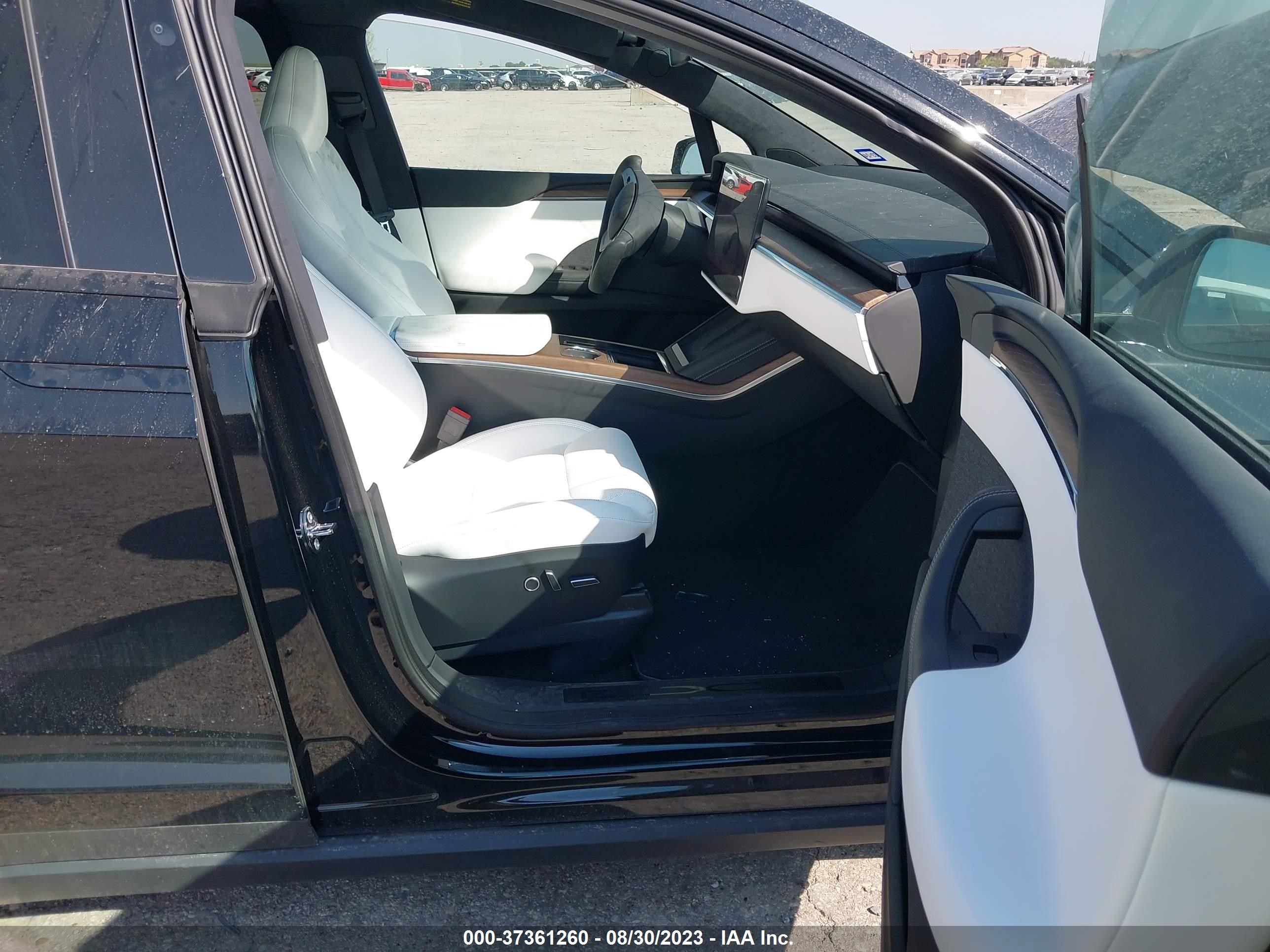 Photo 4 VIN: 7SAXCBE56PF381941 - TESLA MODEL X 