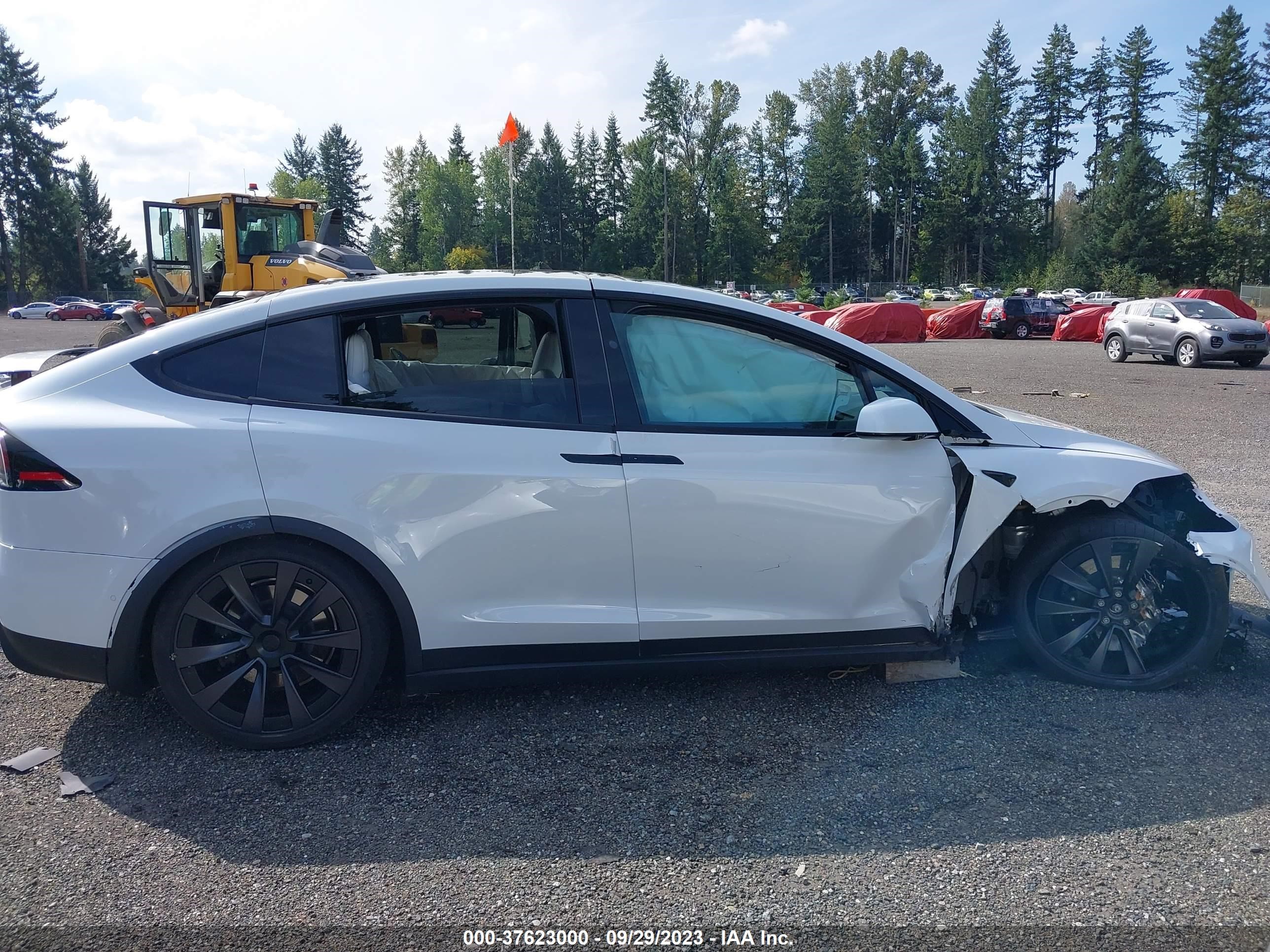 Photo 11 VIN: 7SAXCBE68PF375728 - TESLA MODEL X 