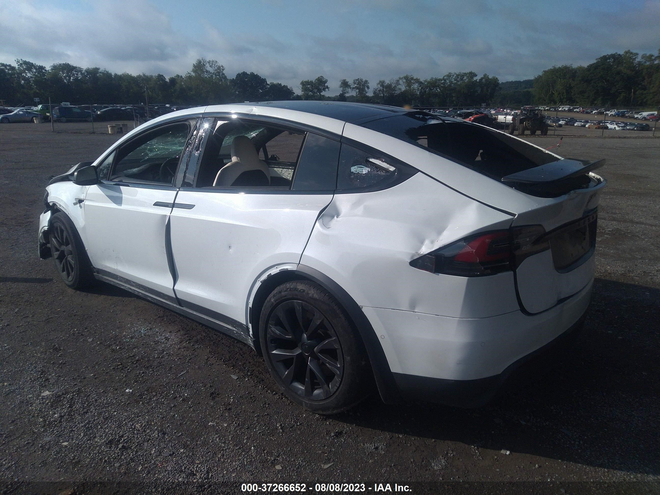 Photo 2 VIN: 7SAXCBE6XNF332151 - TESLA MODEL X 