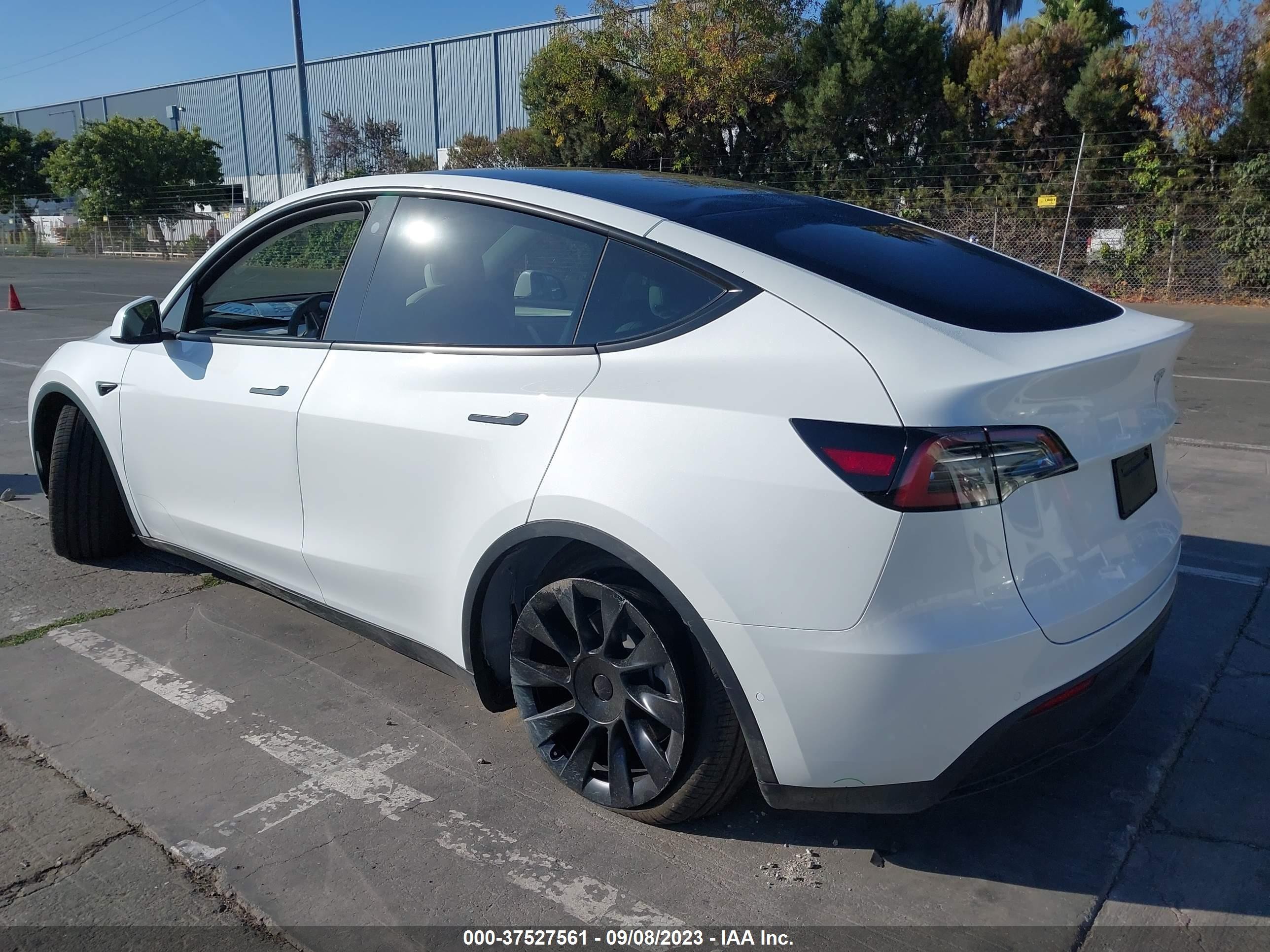 Photo 2 VIN: 7SAYGAEE0NF570813 - TESLA MODEL Y 