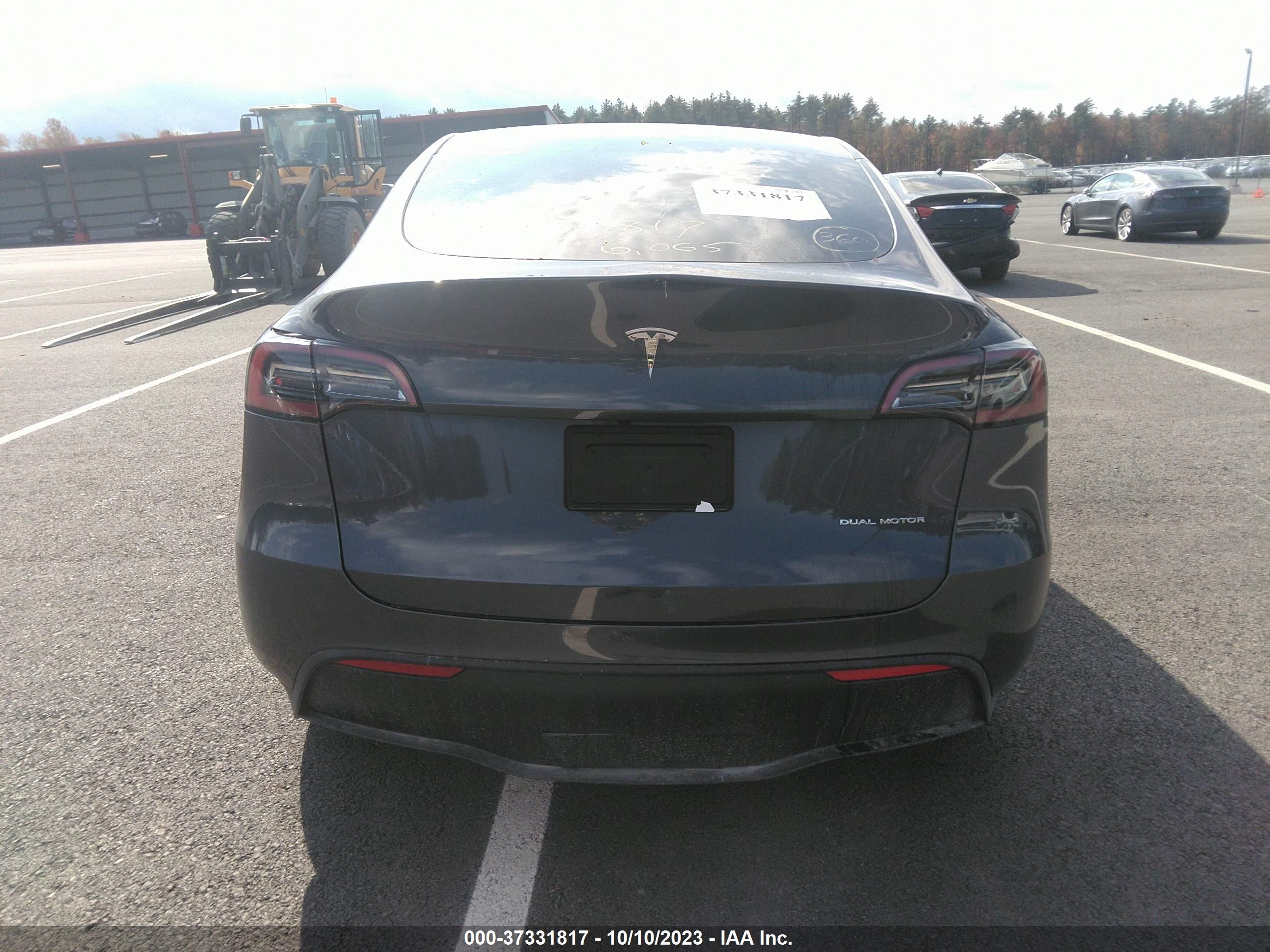 Photo 14 VIN: 7SAYGAEE0PF756676 - TESLA MODEL Y 