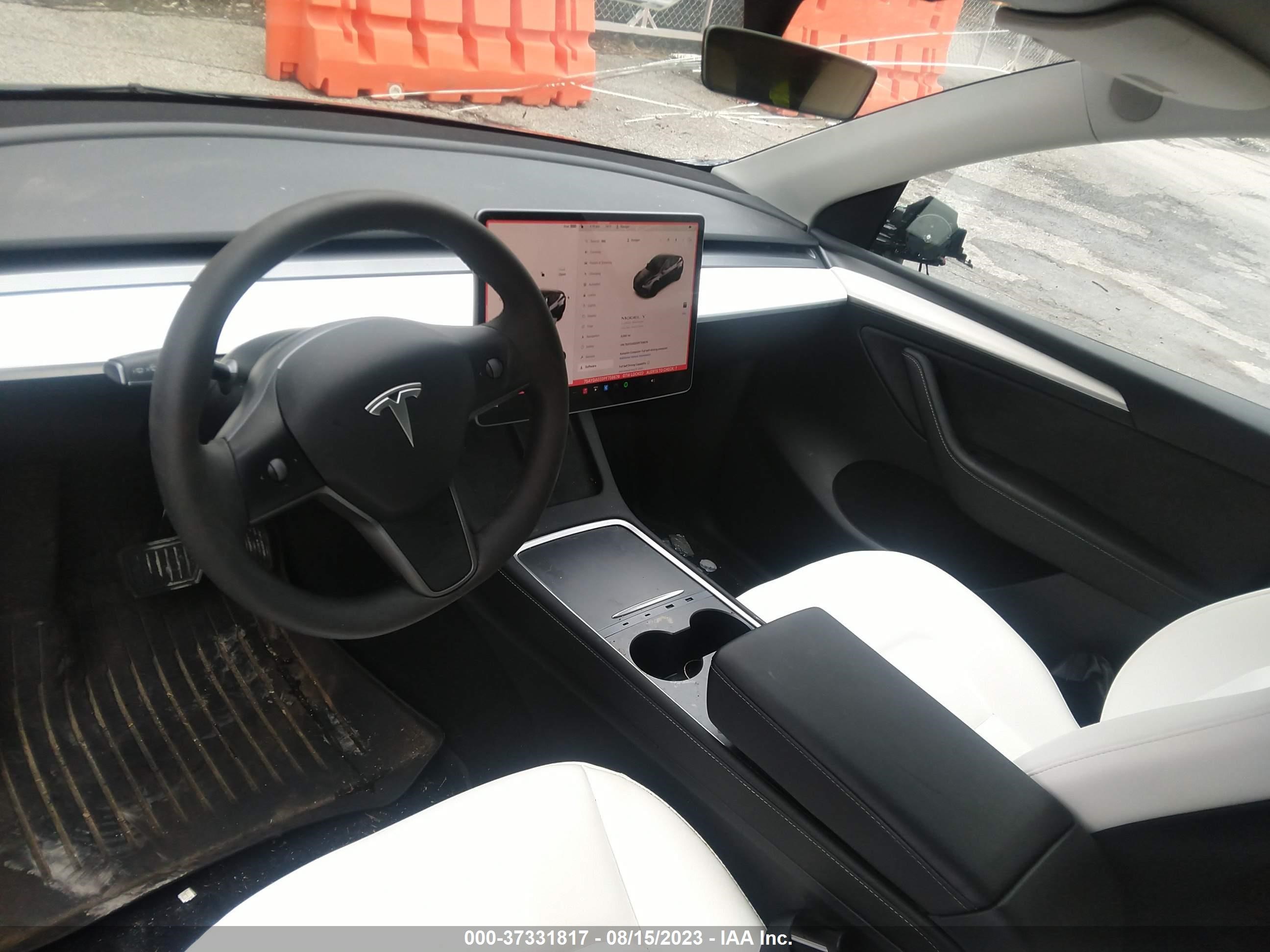 Photo 4 VIN: 7SAYGAEE0PF756676 - TESLA MODEL Y 