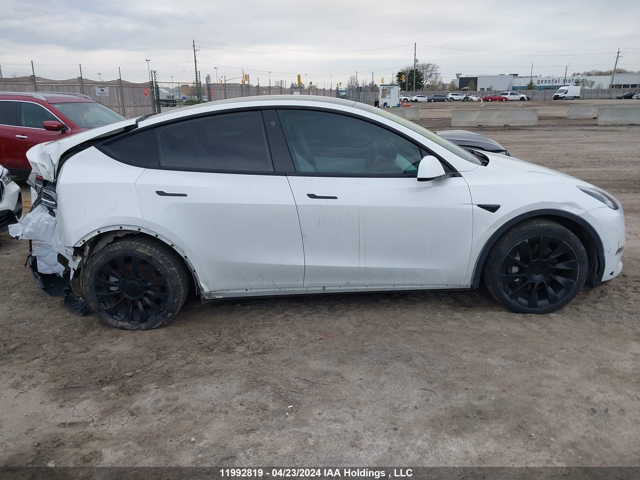 Photo 13 VIN: 7SAYGAEE1NF339631 - TESLA MODEL Y 