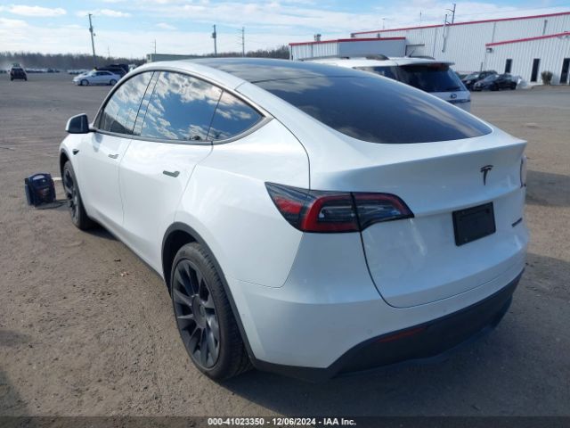 Photo 2 VIN: 7SAYGAEE1PF584061 - TESLA MODEL Y 