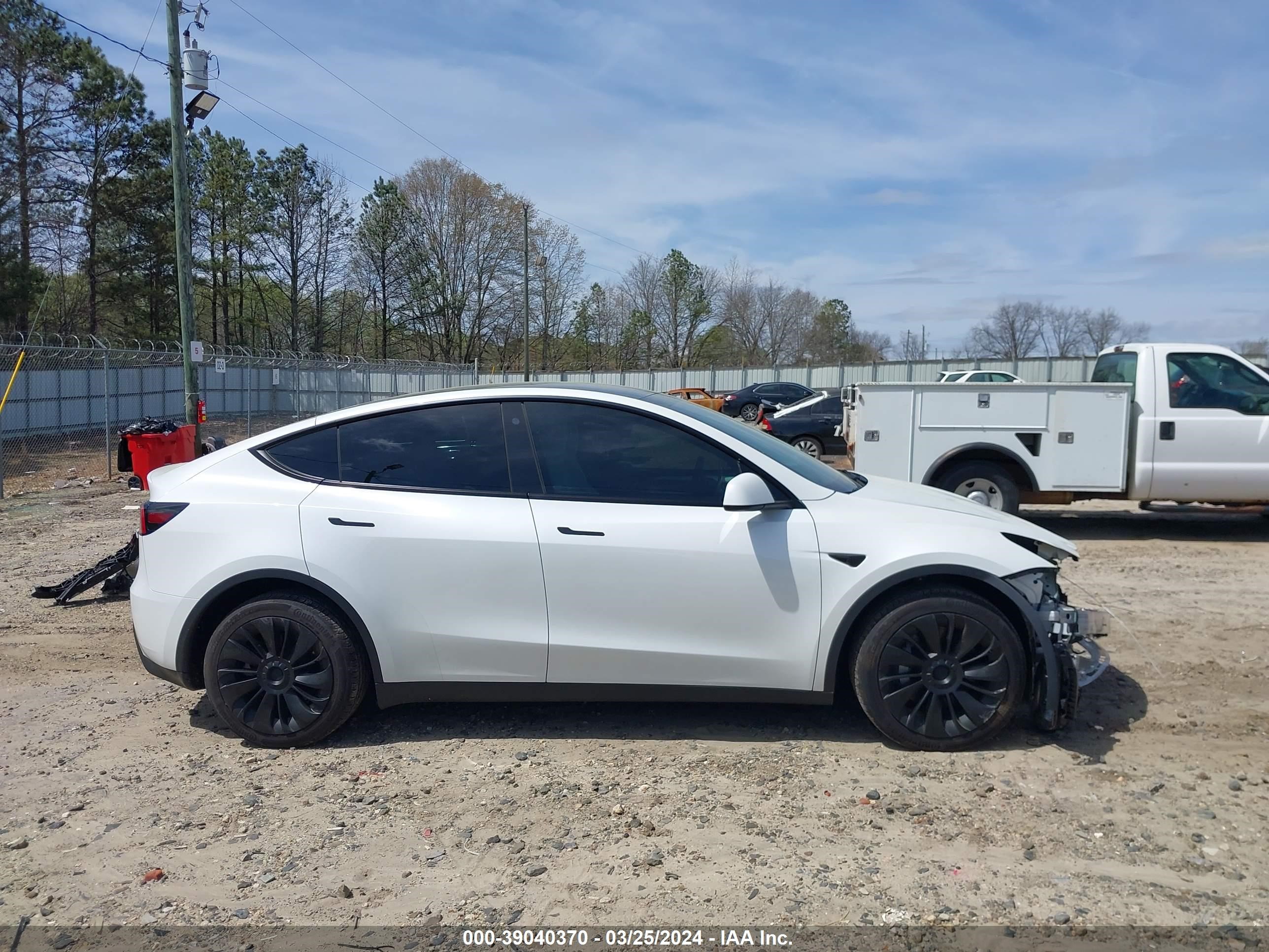 Photo 13 VIN: 7SAYGAEE2PF660094 - TESLA MODEL Y 