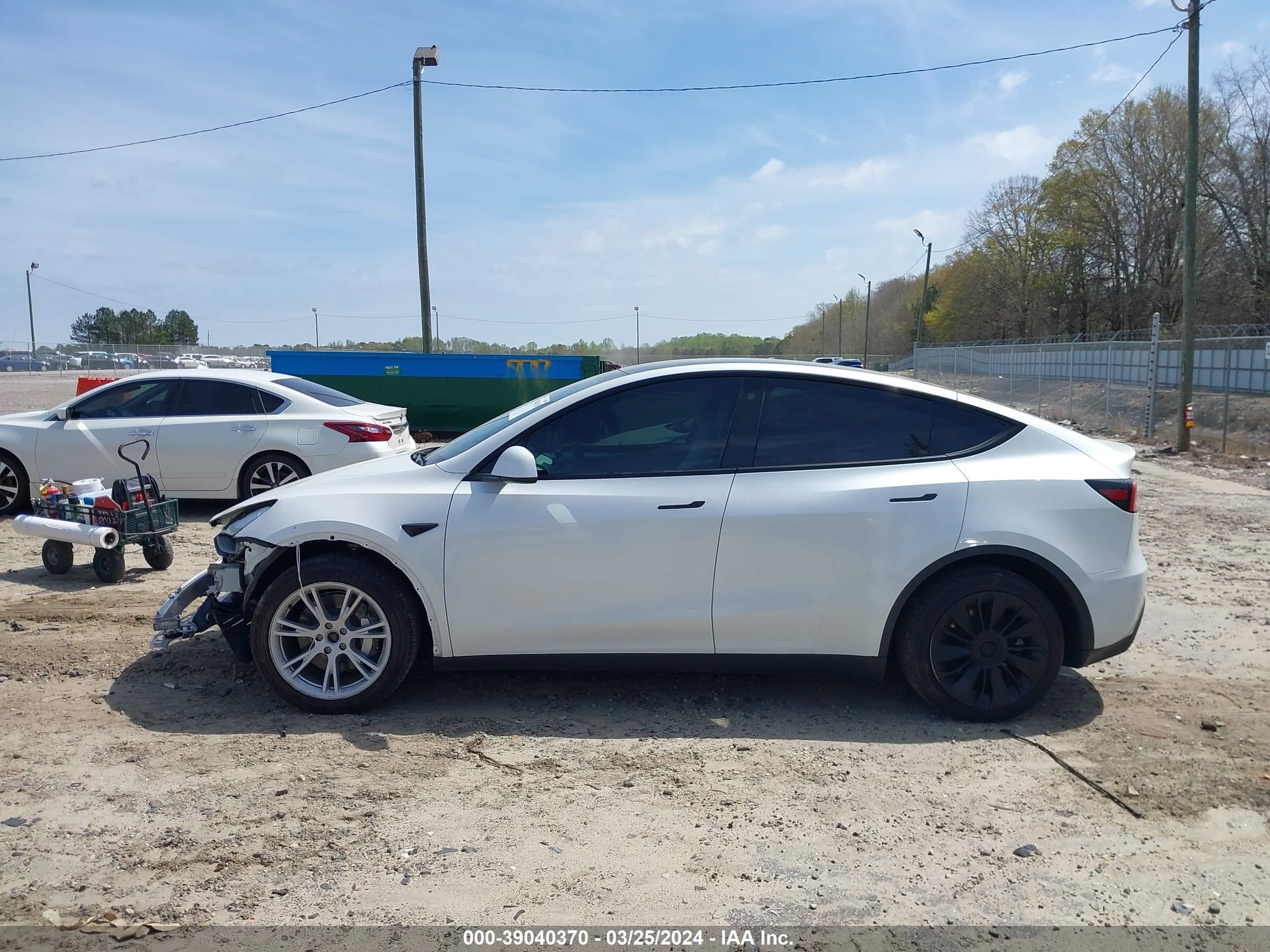 Photo 14 VIN: 7SAYGAEE2PF660094 - TESLA MODEL Y 