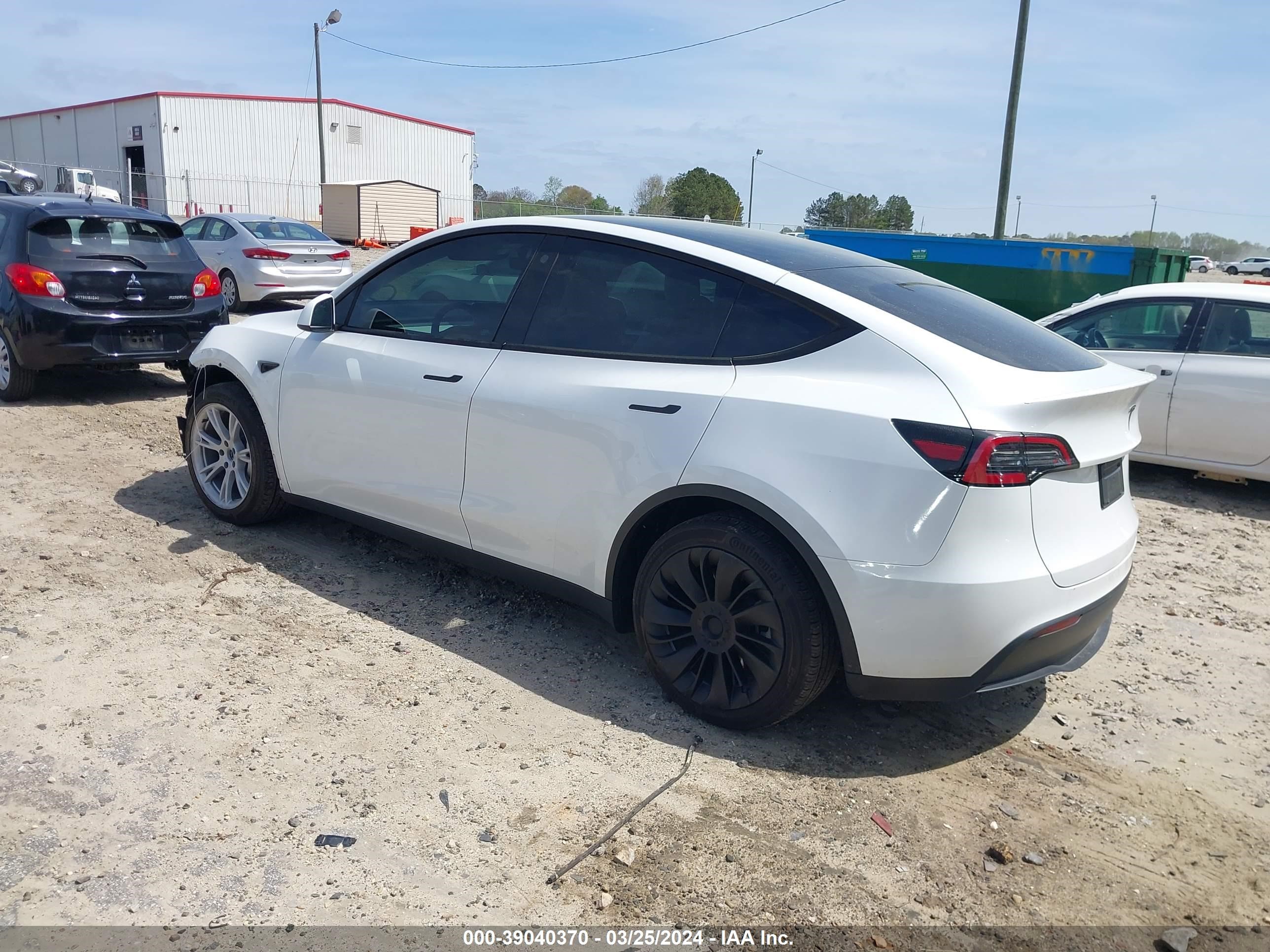 Photo 2 VIN: 7SAYGAEE2PF660094 - TESLA MODEL Y 