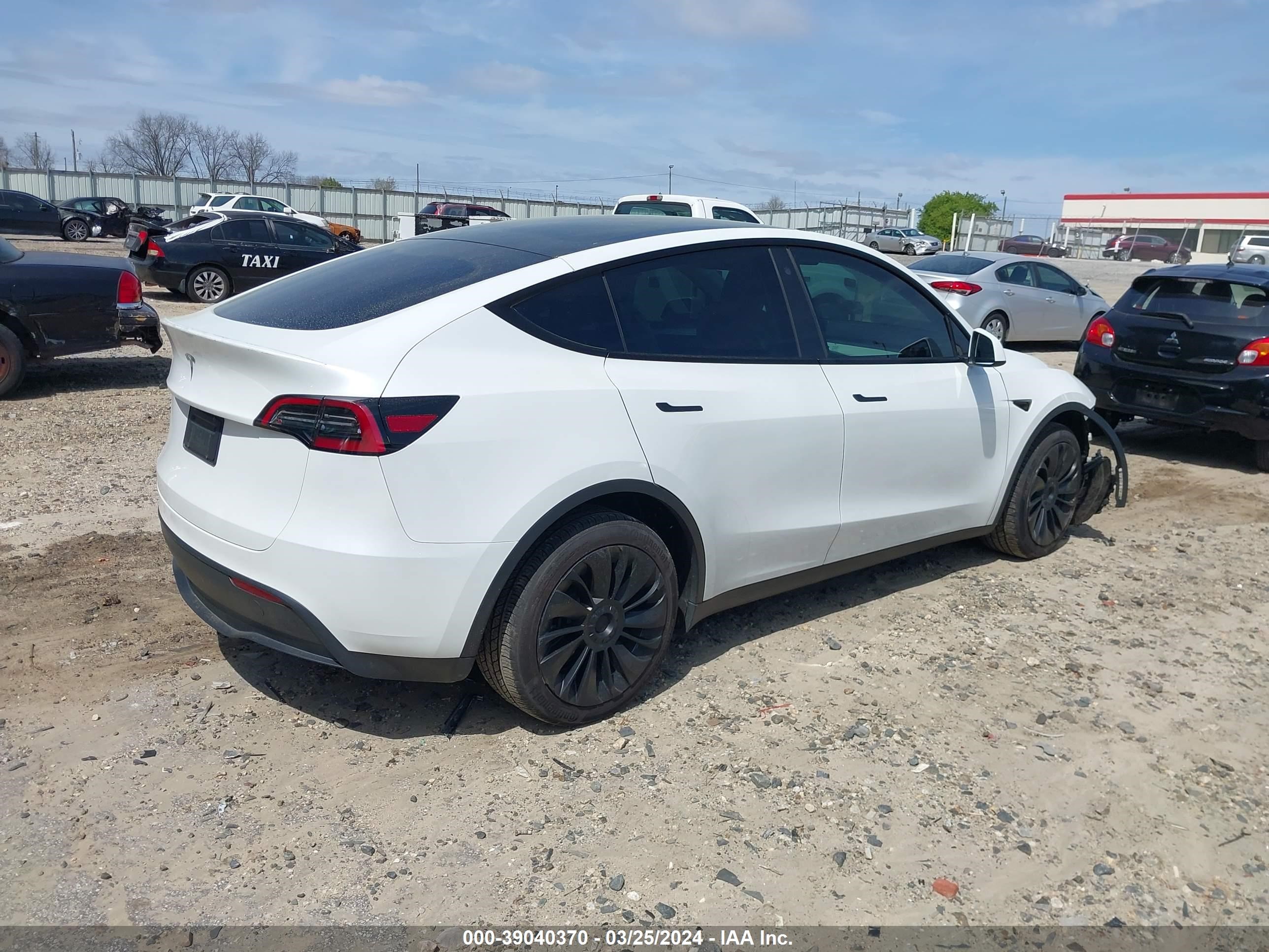 Photo 3 VIN: 7SAYGAEE2PF660094 - TESLA MODEL Y 