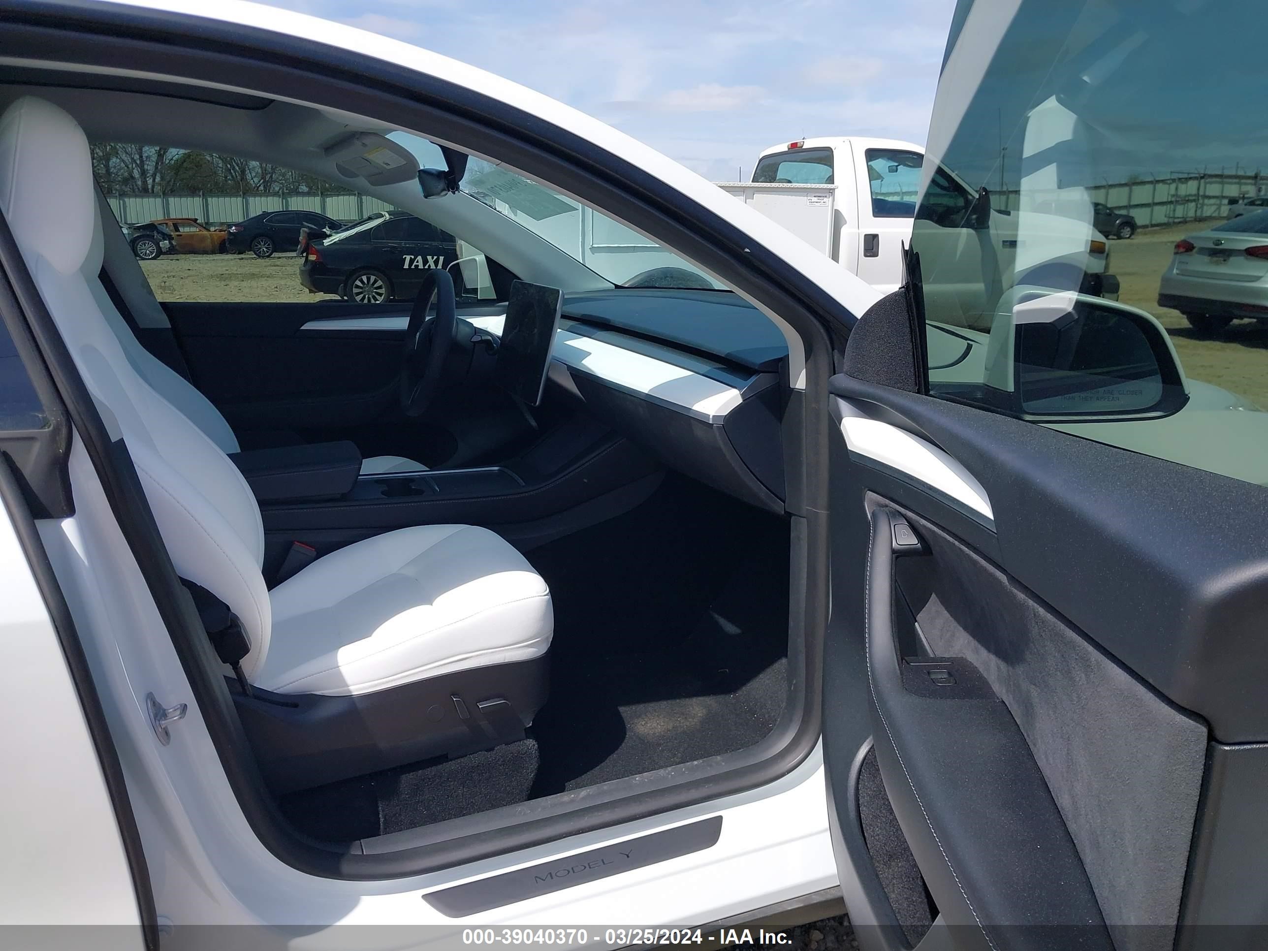 Photo 4 VIN: 7SAYGAEE2PF660094 - TESLA MODEL Y 