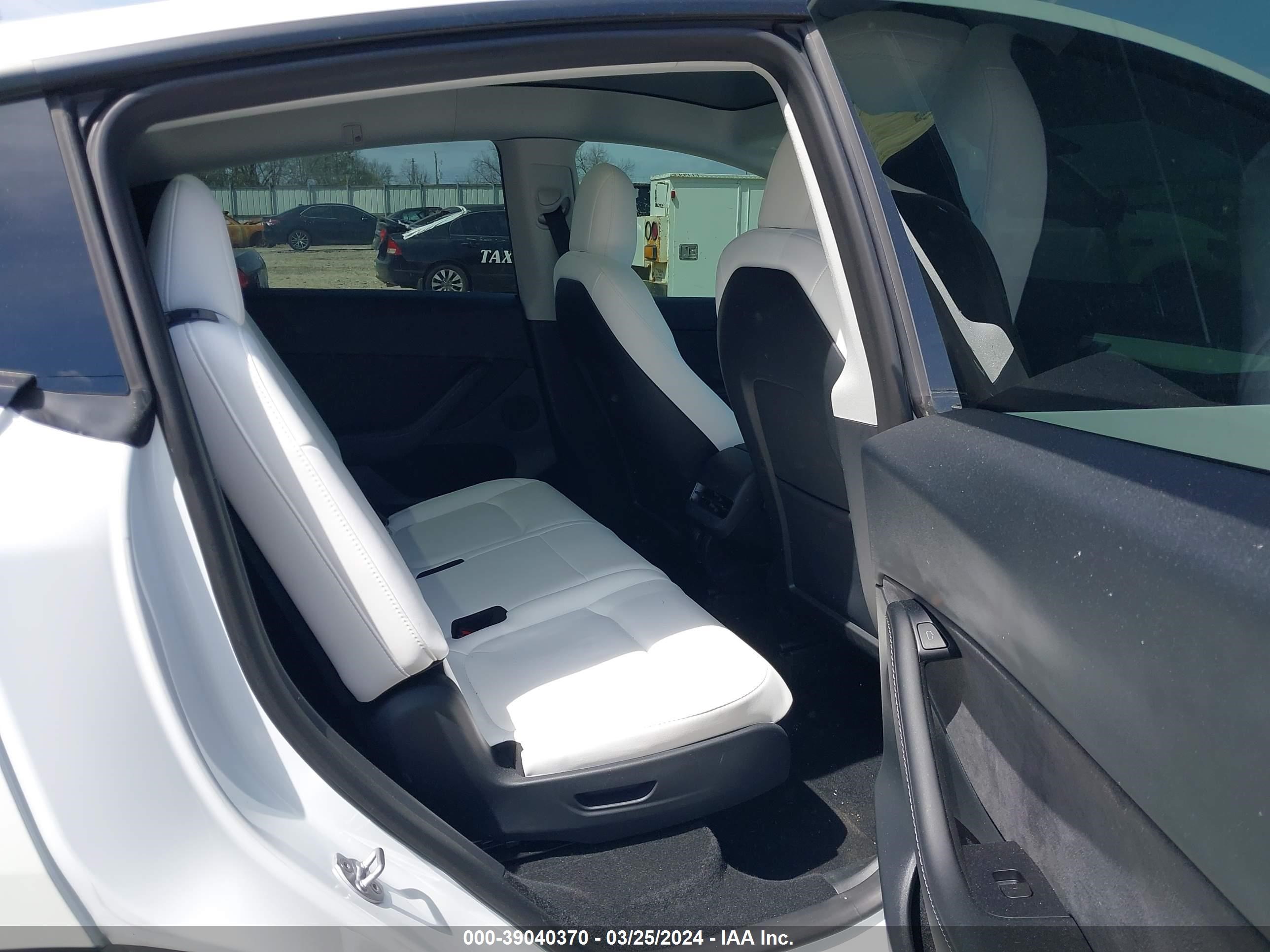 Photo 7 VIN: 7SAYGAEE2PF660094 - TESLA MODEL Y 