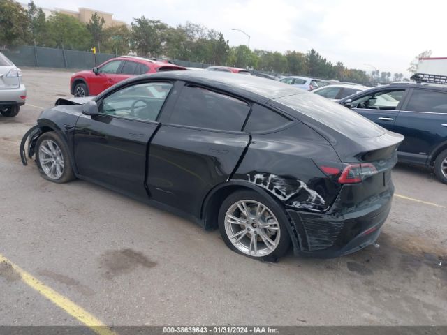 Photo 2 VIN: 7SAYGAEE2PF871702 - TESLA MODEL Y 