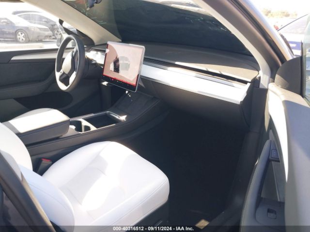 Photo 4 VIN: 7SAYGAEE2PF978359 - TESLA MODEL Y 