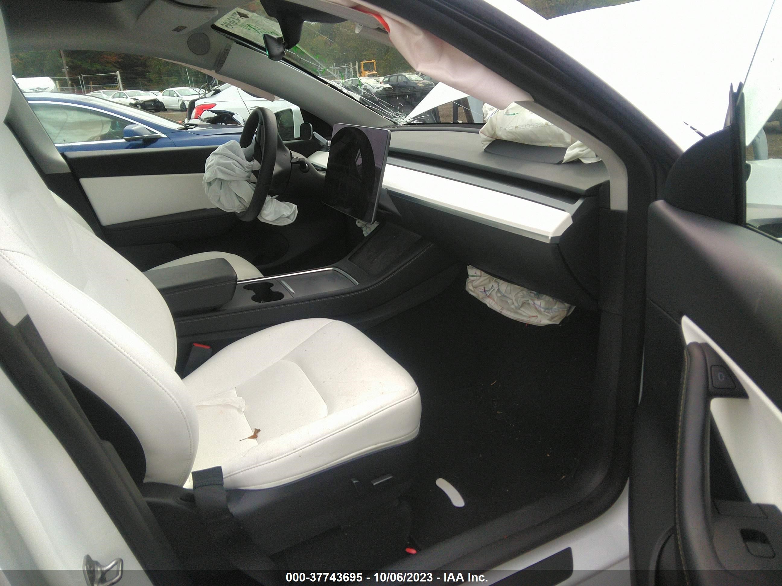 Photo 4 VIN: 7SAYGAEE3NF414488 - TESLA MODEL Y 