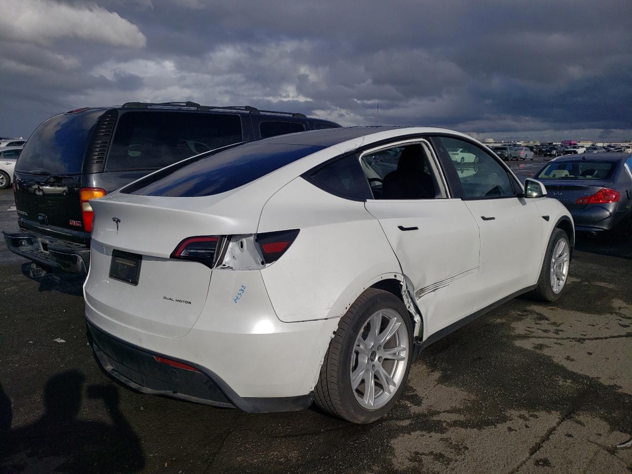 Photo 2 VIN: 7SAYGAEE4NF552024 - TESLA MODEL Y 