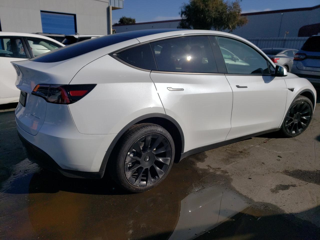 Photo 2 VIN: 7SAYGAEE4PF591179 - TESLA MODEL Y 