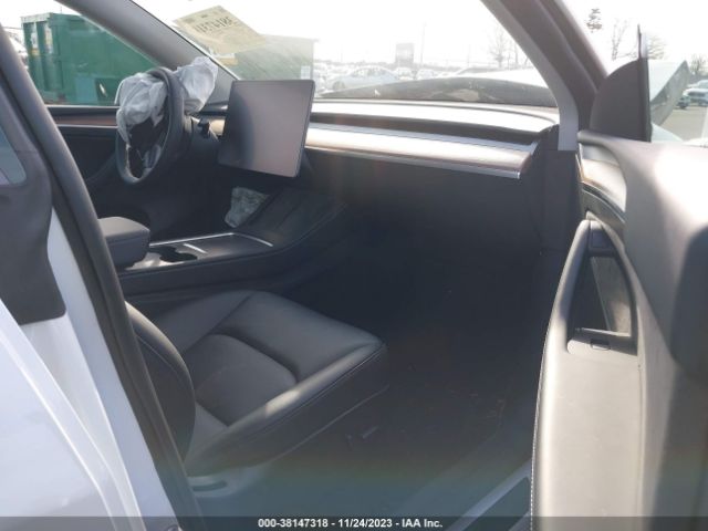 Photo 4 VIN: 7SAYGAEE4PF630563 - TESLA MODEL Y 