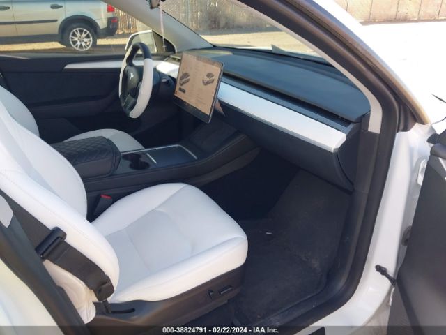 Photo 4 VIN: 7SAYGAEE4PF640364 - TESLA MODEL Y 