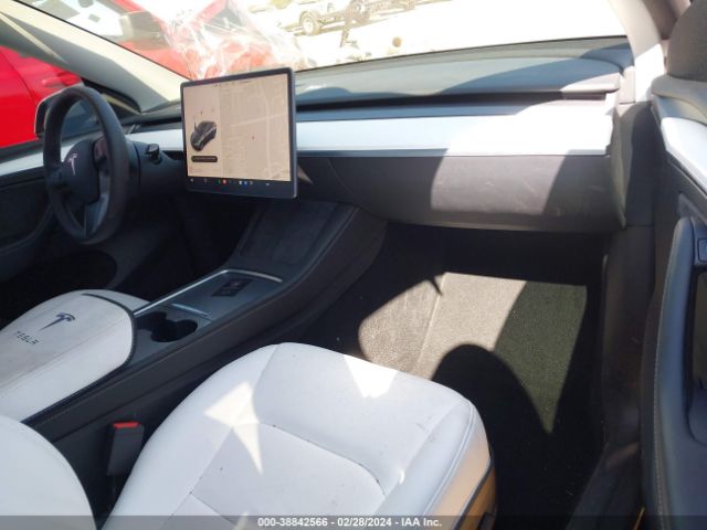 Photo 4 VIN: 7SAYGAEE4PF661490 - TESLA MODEL Y 