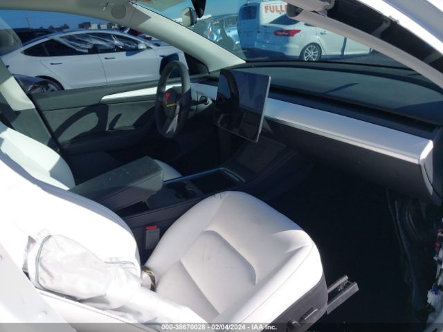 Photo 4 VIN: 7SAYGAEE4PF689841 - TESLA MODEL Y 