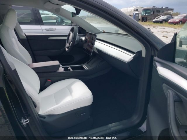 Photo 4 VIN: 7SAYGAEE4RF037143 - TESLA MODEL Y 