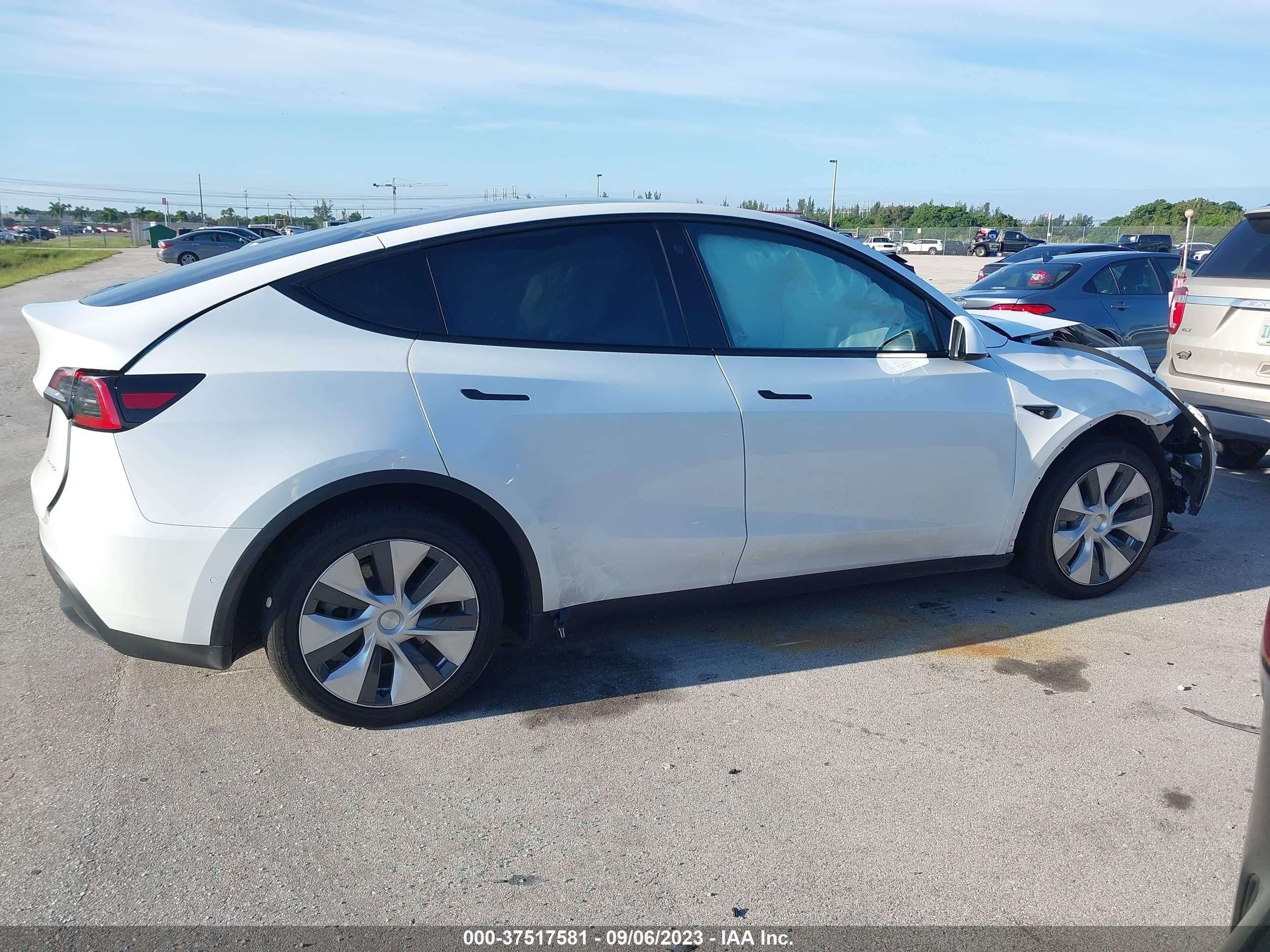 Photo 12 VIN: 7SAYGAEE5NF308592 - TESLA MODEL Y 