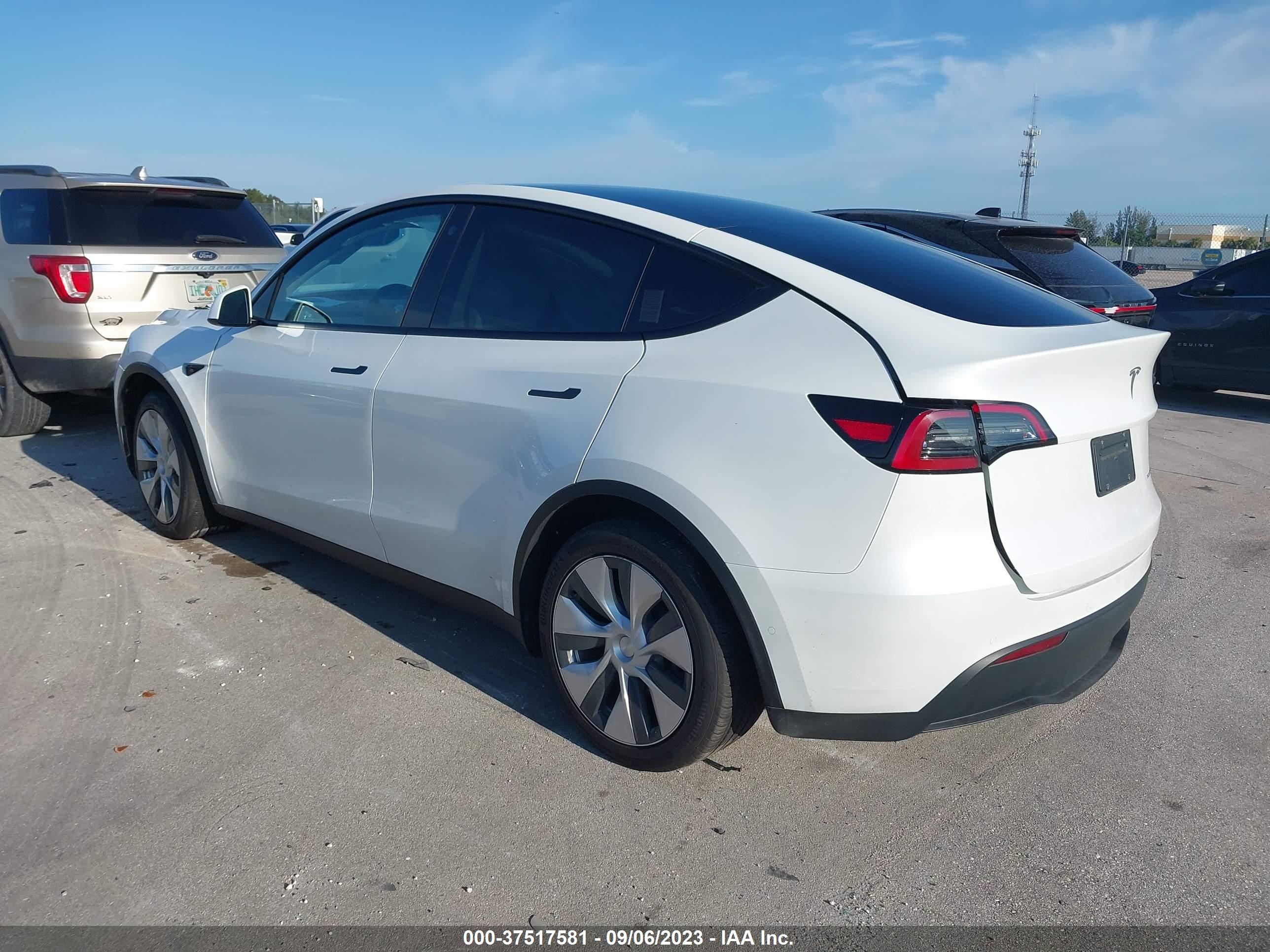 Photo 2 VIN: 7SAYGAEE5NF308592 - TESLA MODEL Y 