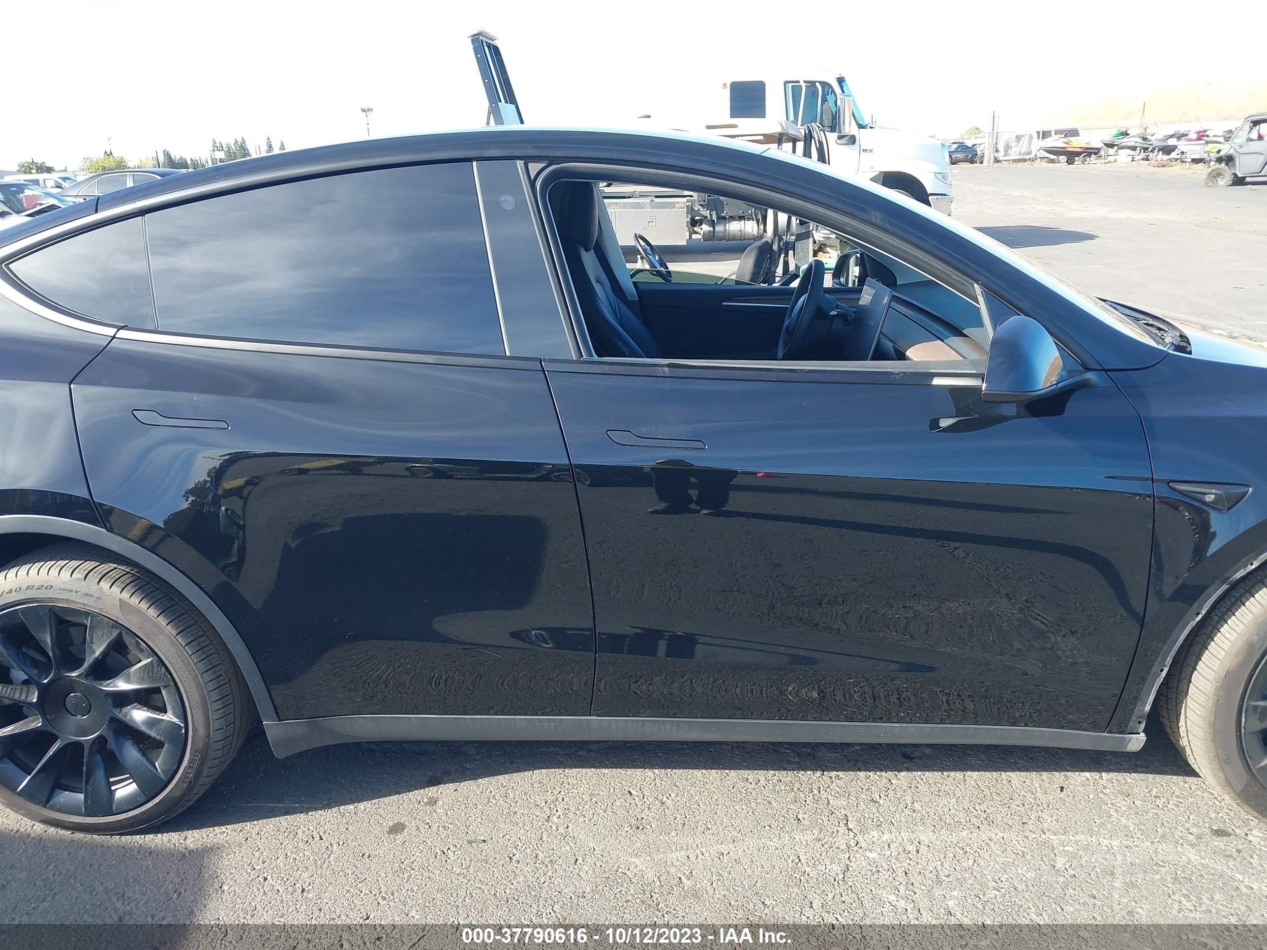 Photo 11 VIN: 7SAYGAEE5NF549696 - TESLA MODEL Y 