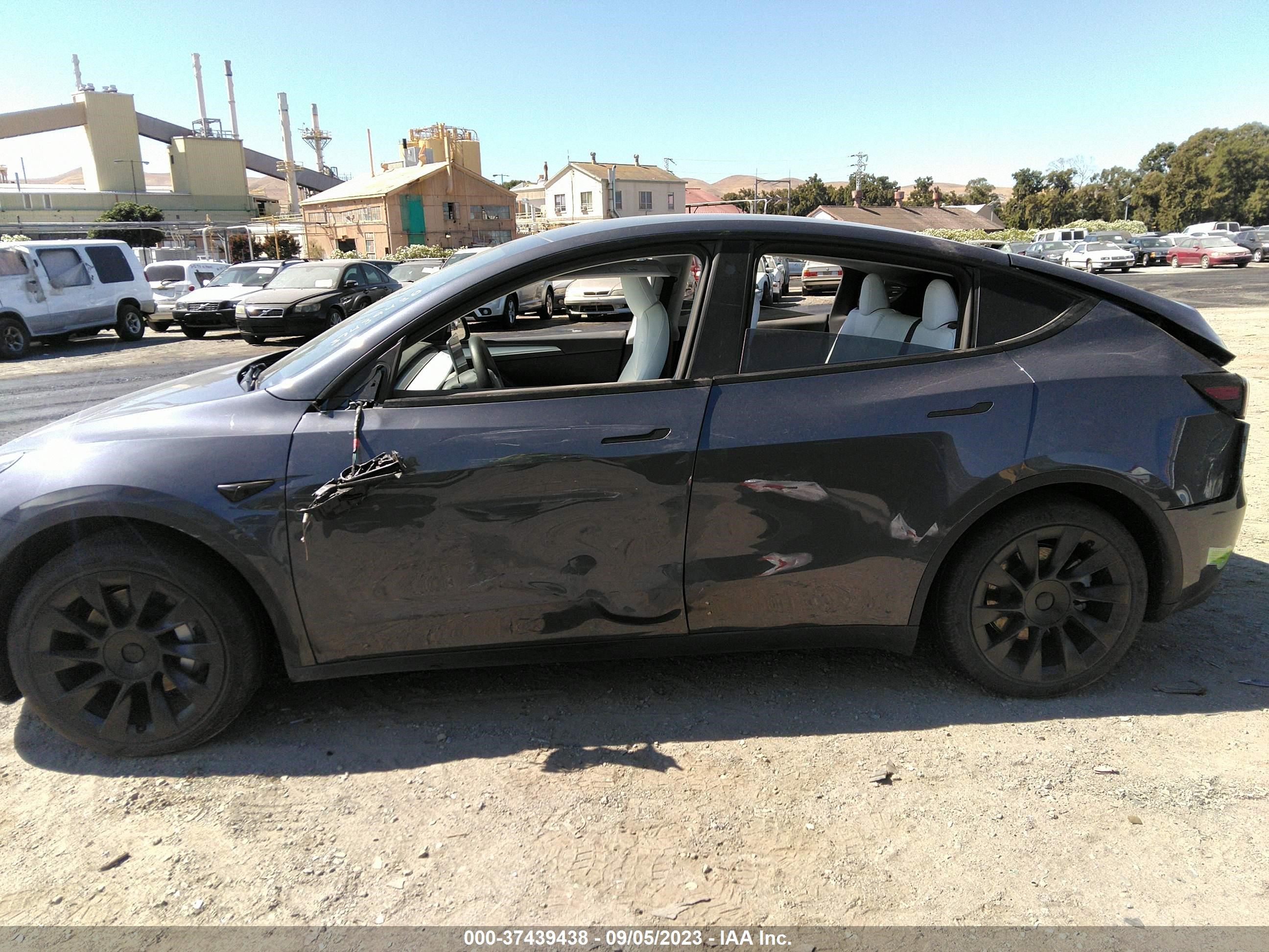 Photo 12 VIN: 7SAYGAEE5PF640647 - TESLA MODEL Y 