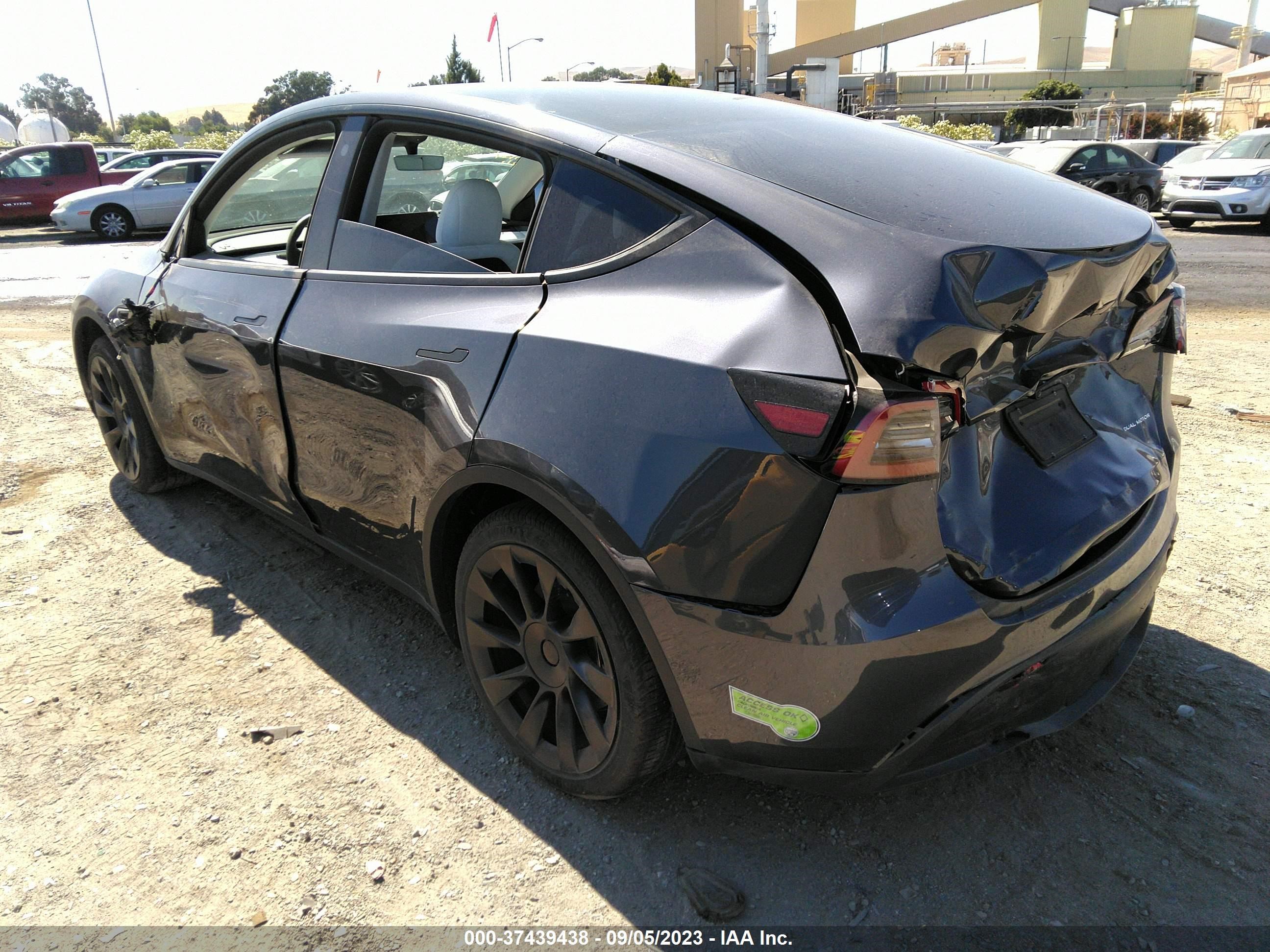 Photo 2 VIN: 7SAYGAEE5PF640647 - TESLA MODEL Y 