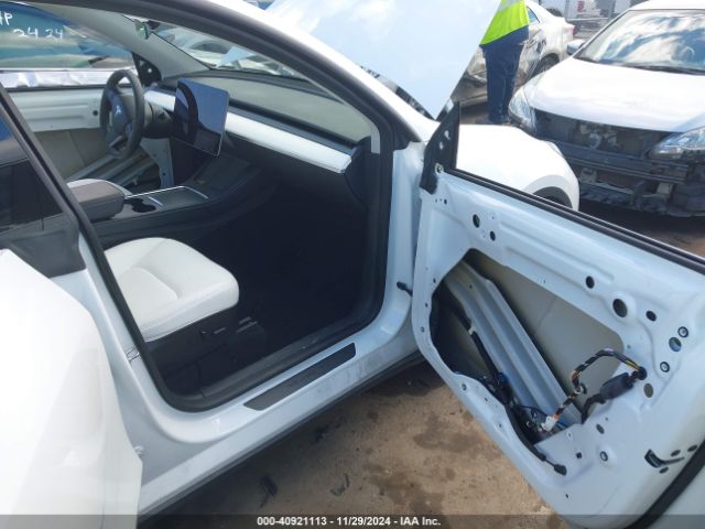 Photo 4 VIN: 7SAYGAEE7NF391250 - TESLA MODEL Y 