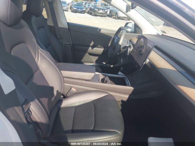 Photo 4 VIN: 7SAYGAEE7NF393001 - TESLA MODEL Y 