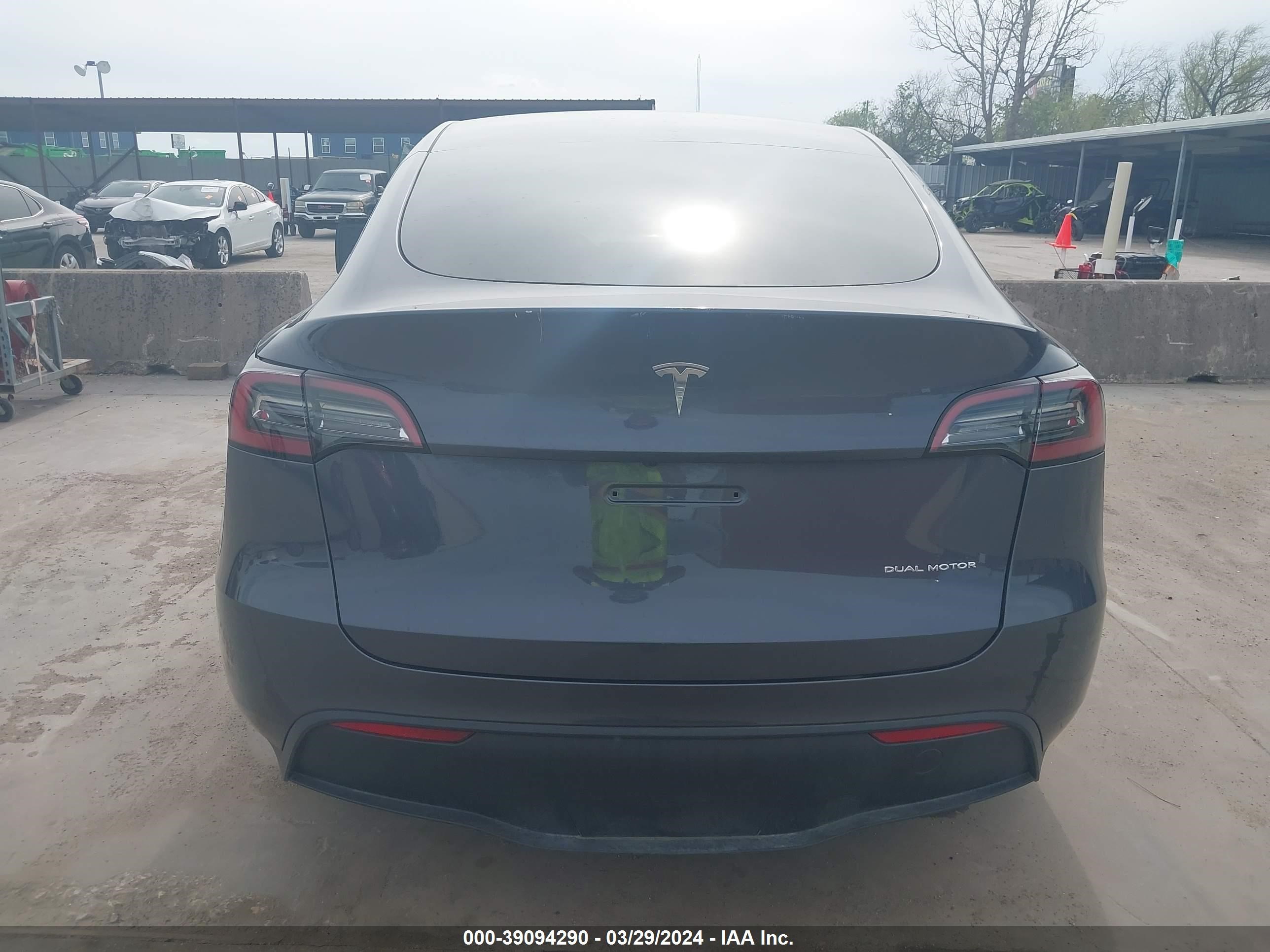 Photo 14 VIN: 7SAYGAEE7PF768825 - TESLA MODEL Y 