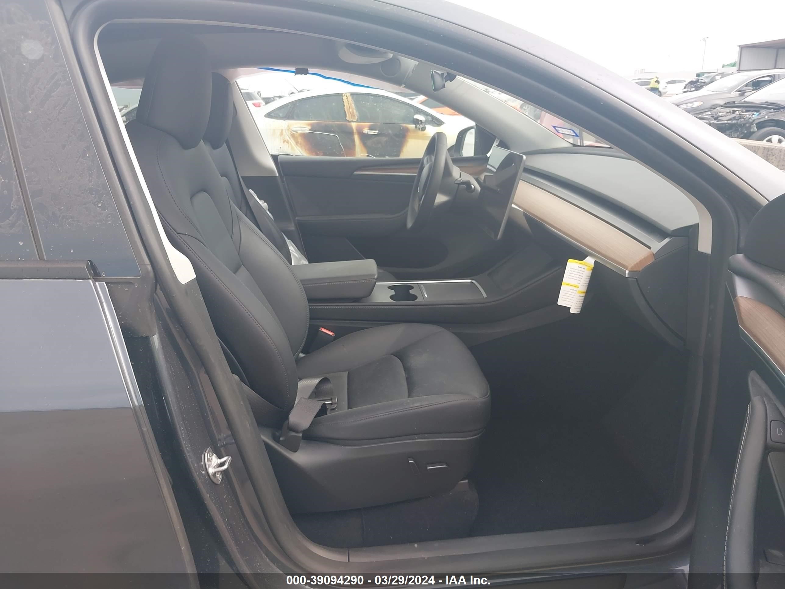 Photo 4 VIN: 7SAYGAEE7PF768825 - TESLA MODEL Y 