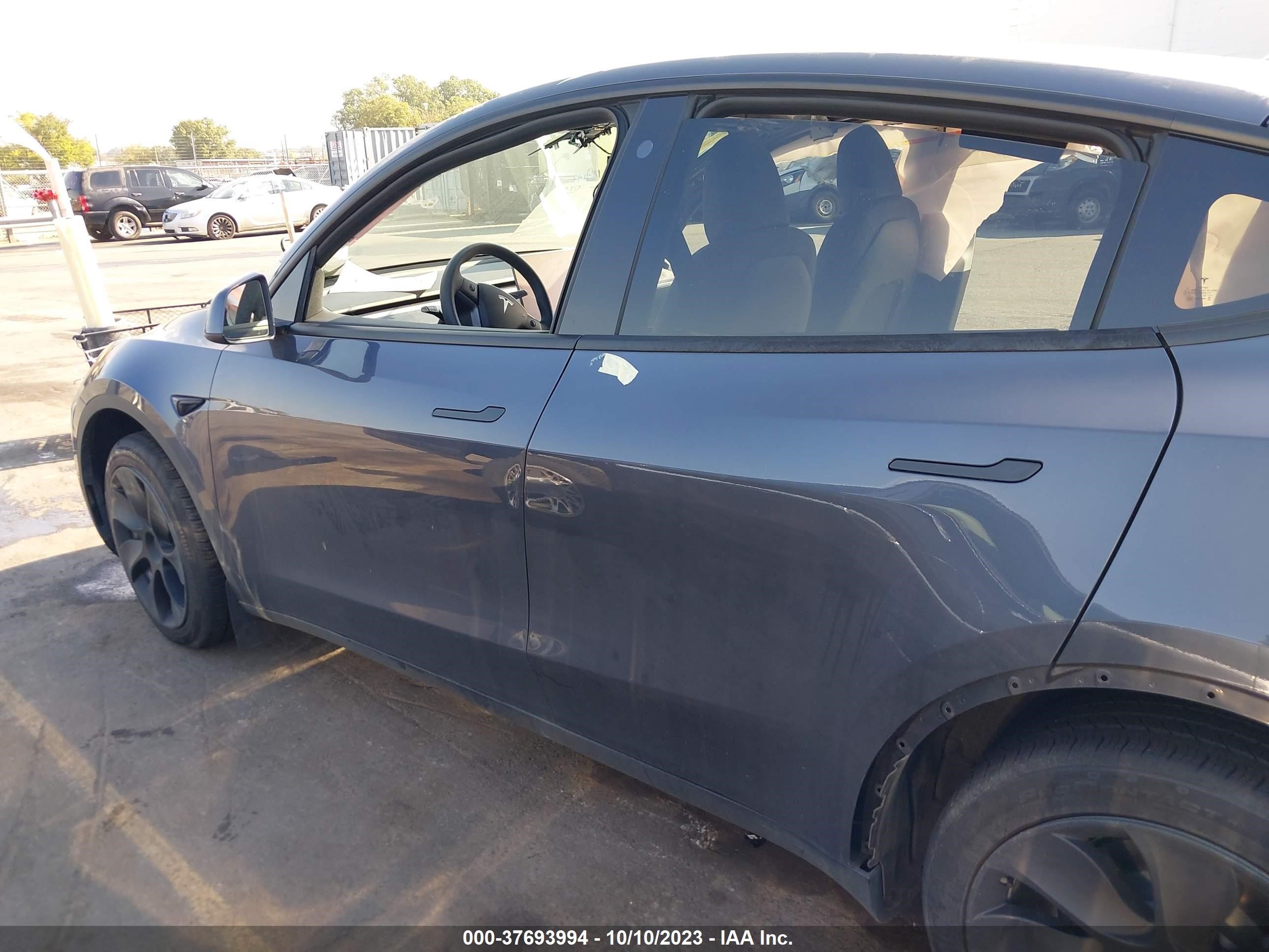 Photo 12 VIN: 7SAYGAEE8PF686358 - TESLA MODEL Y 