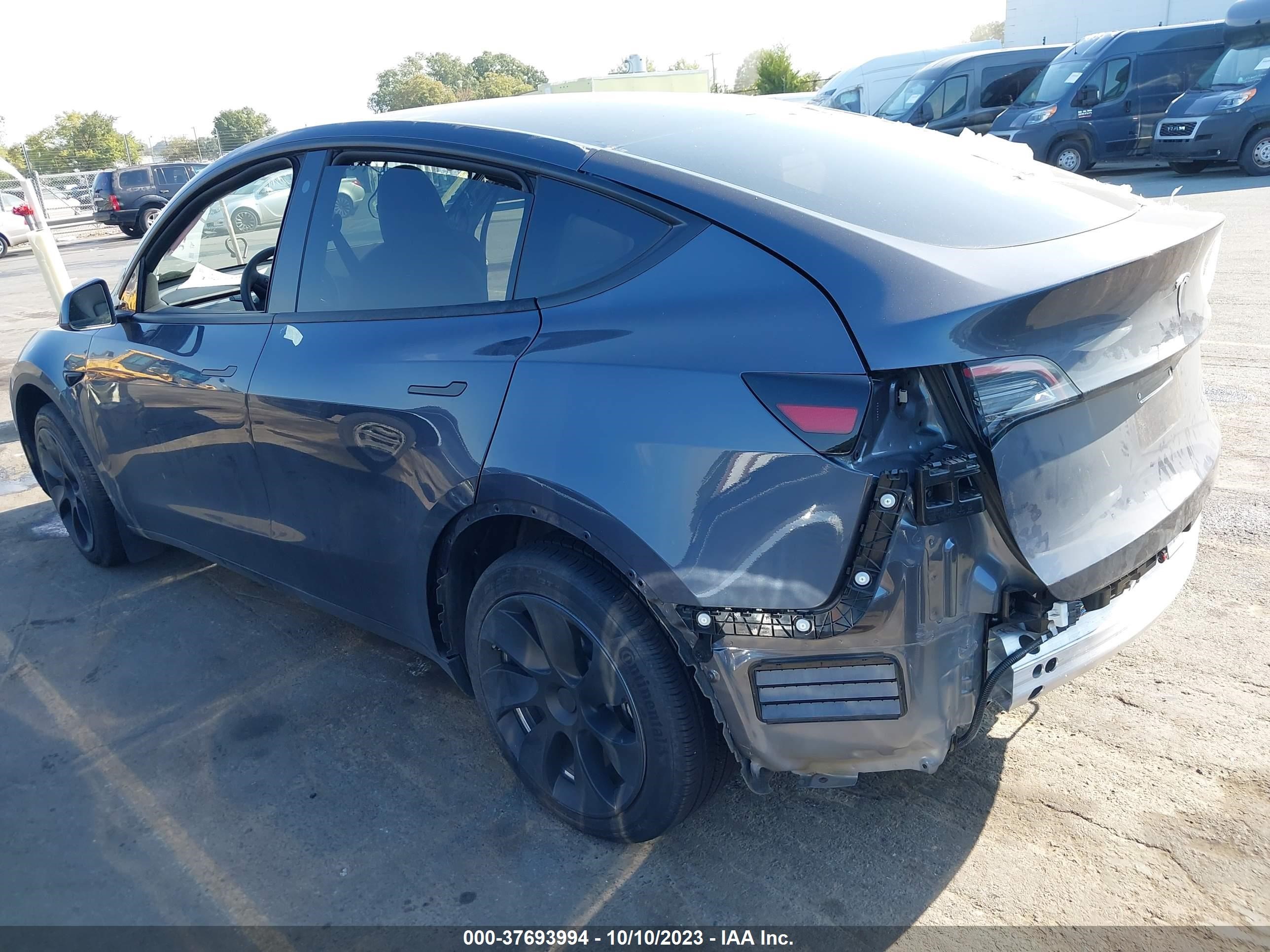 Photo 2 VIN: 7SAYGAEE8PF686358 - TESLA MODEL Y 