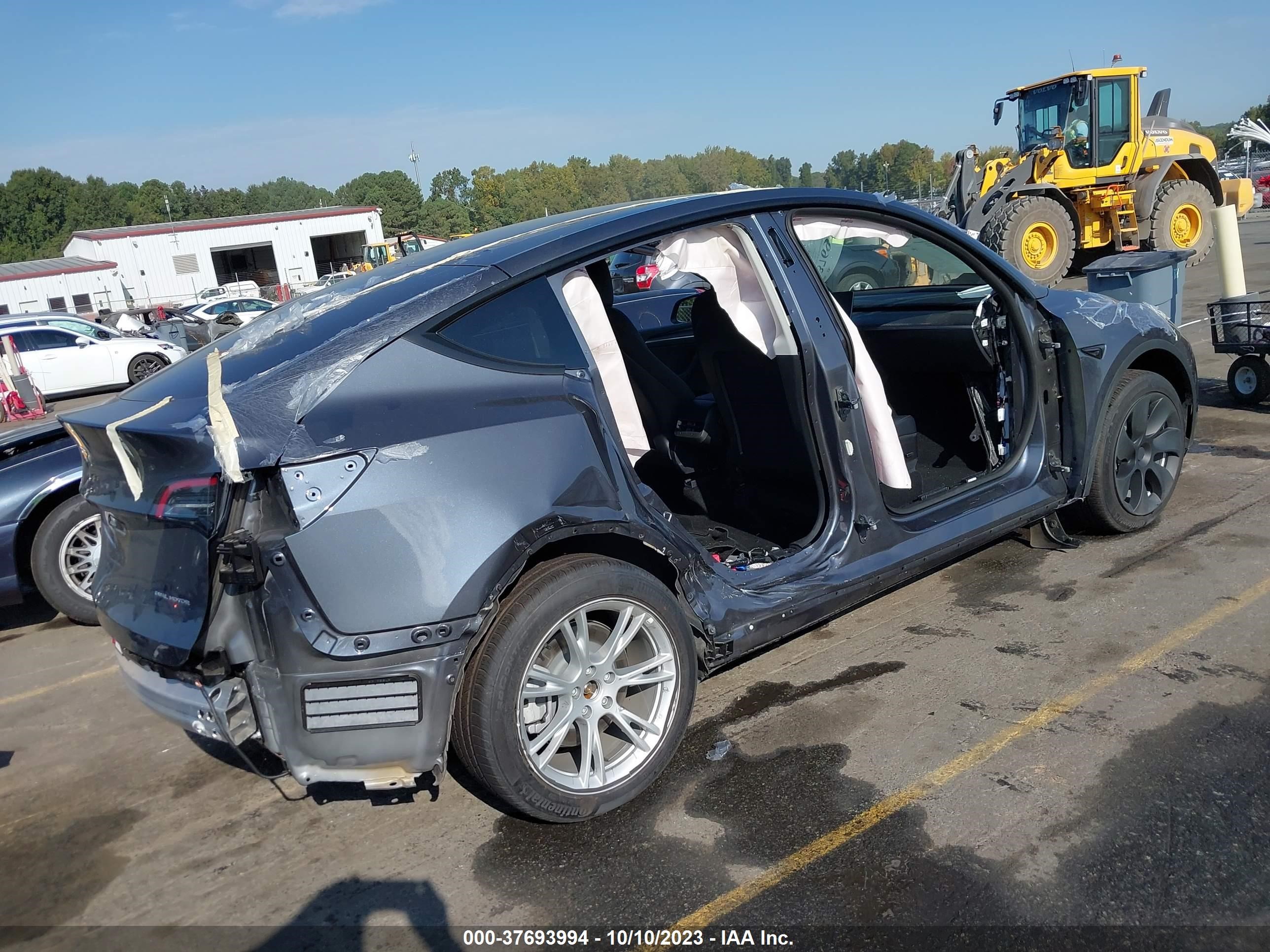 Photo 3 VIN: 7SAYGAEE8PF686358 - TESLA MODEL Y 