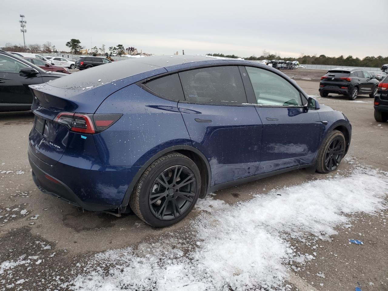 Photo 2 VIN: 7SAYGAEE9NF507564 - TESLA MODEL Y 