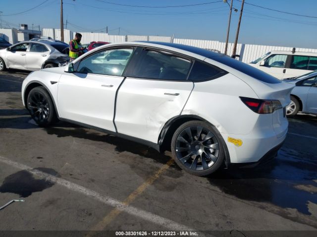 Photo 2 VIN: 7SAYGAEE9NF544131 - TESLA MODEL Y 