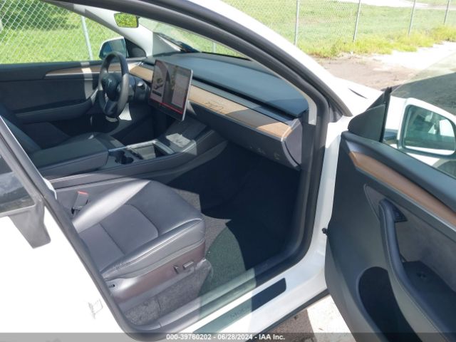 Photo 4 VIN: 7SAYGAEE9NF560376 - TESLA MODEL Y 