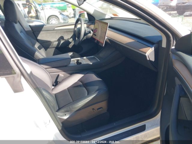 Photo 4 VIN: 7SAYGAEE9PF592327 - TESLA MODEL Y 