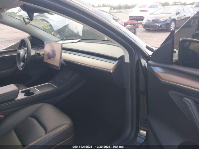 Photo 4 VIN: 7SAYGAEE9PF708061 - TESLA MODEL Y 